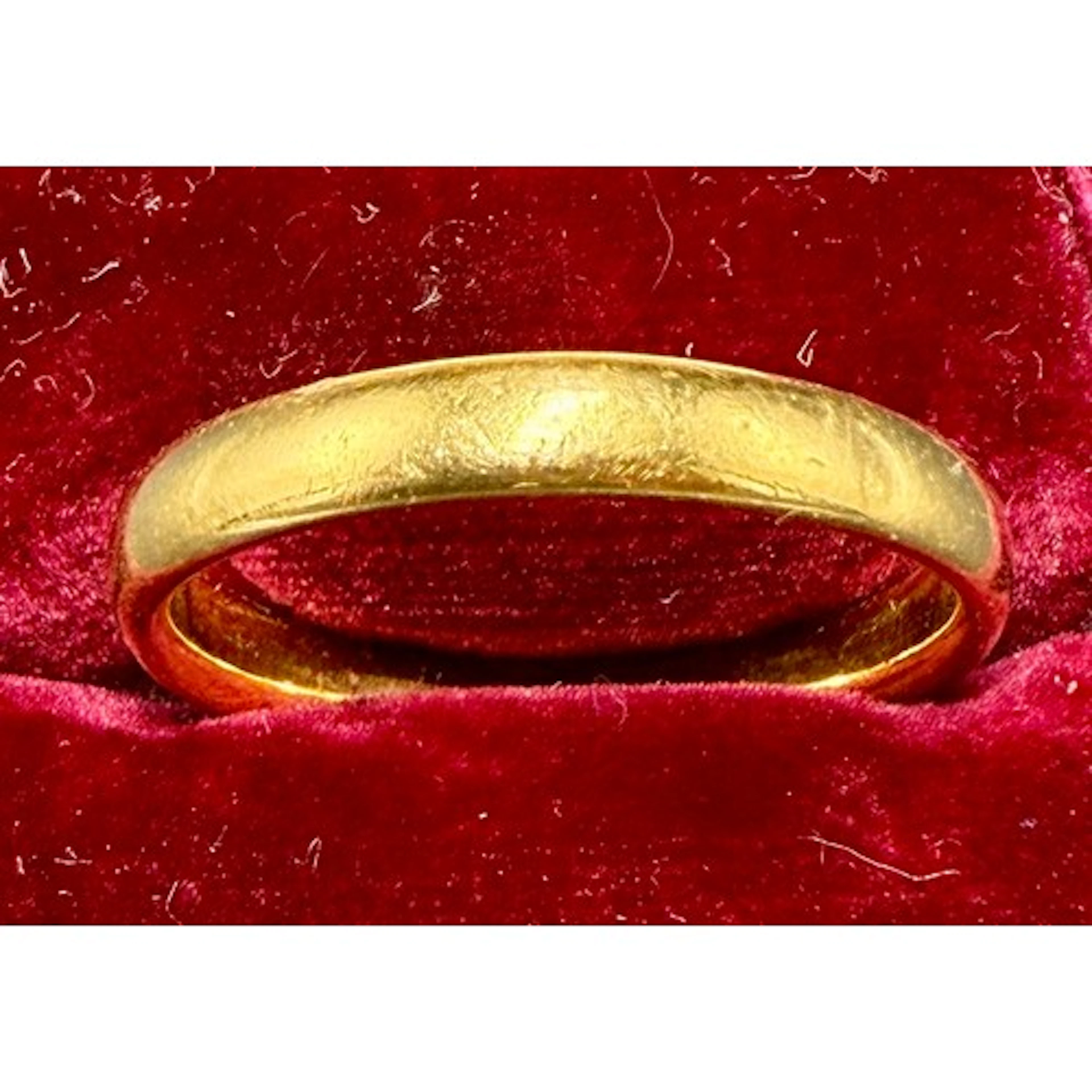A 22 carat gold wedding band. Size L. Weight 4.1gm.