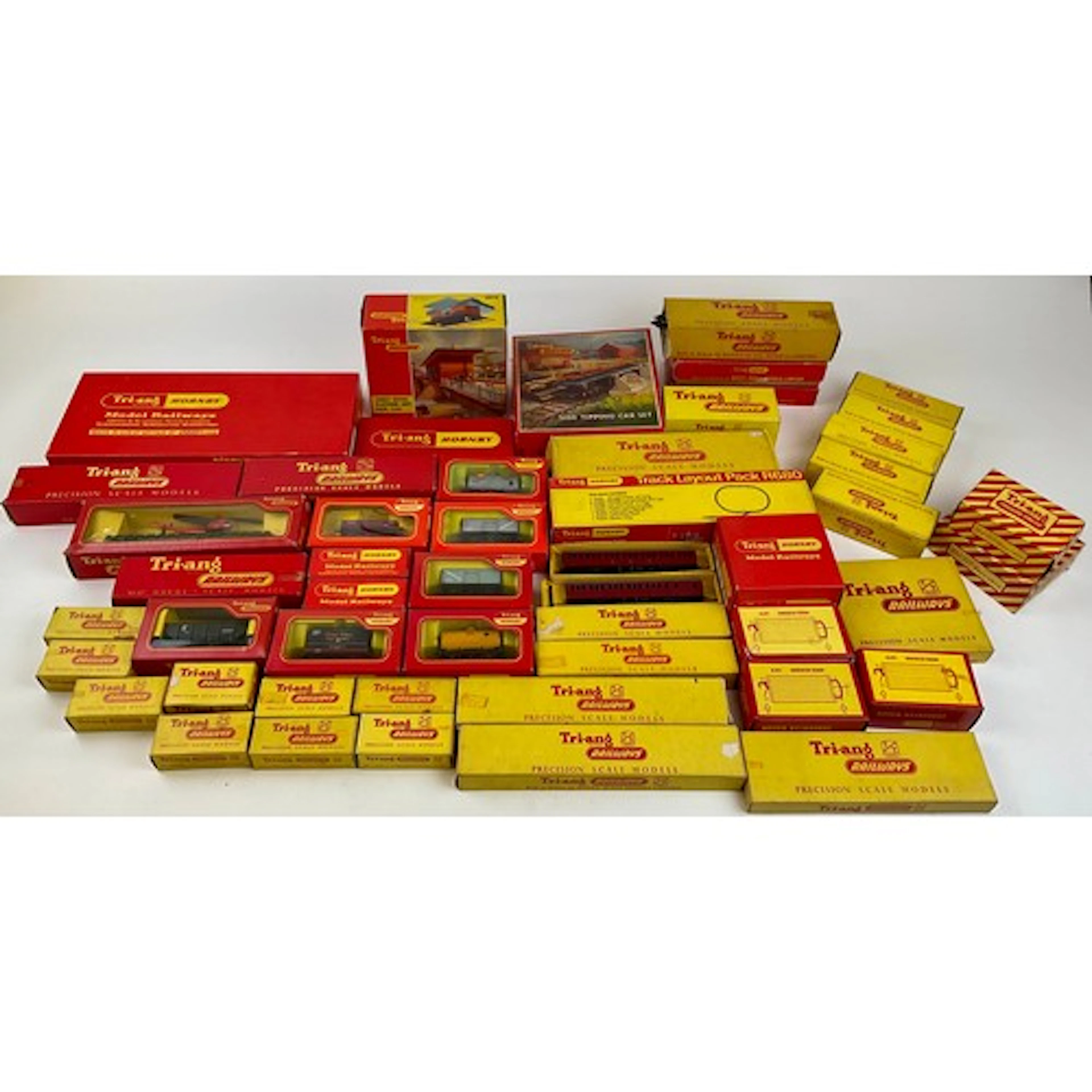 Tri-ang Model Railways - A quantity of Tri-ang Railways boxe...