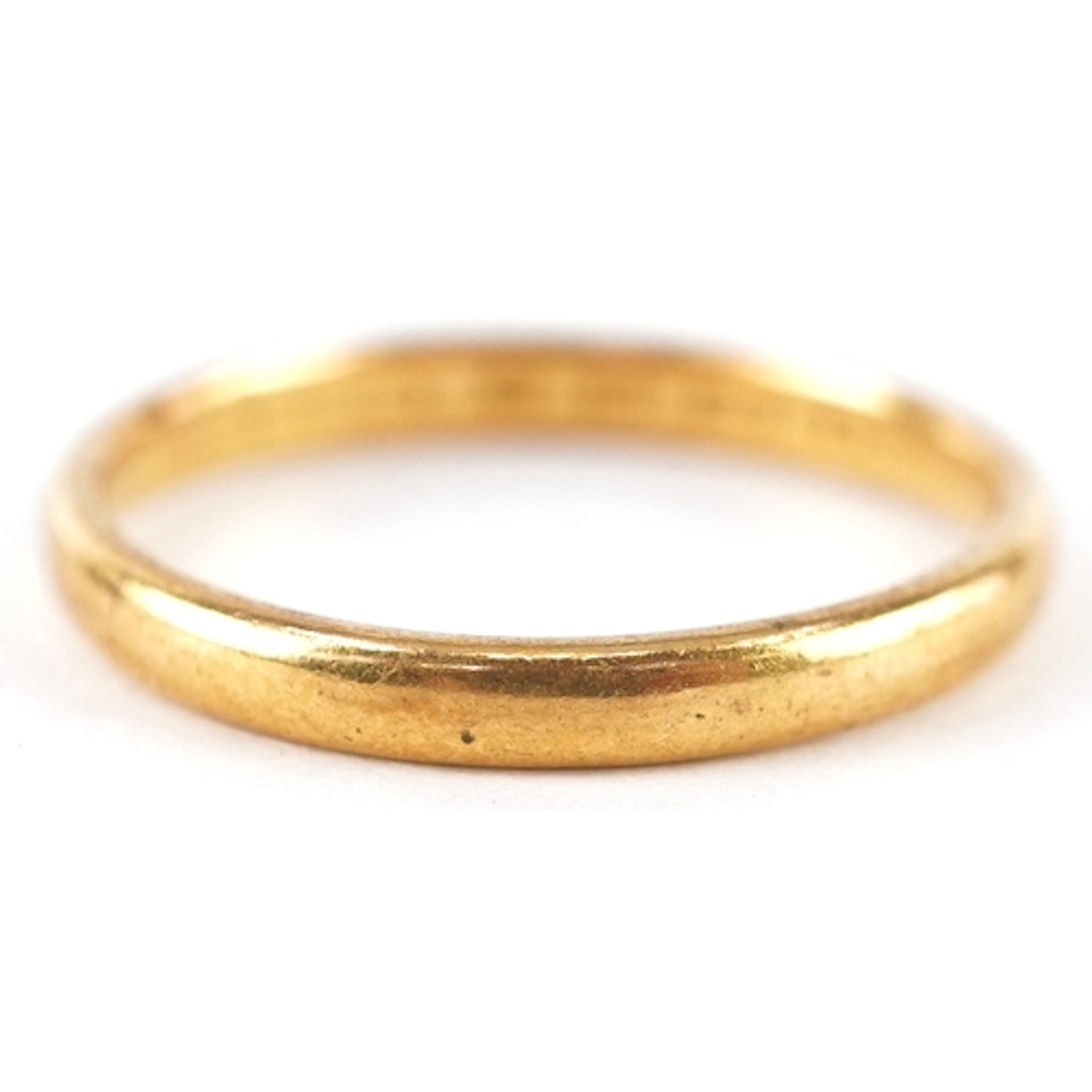 A 22ct gold wedding band, London 1931, size O, 3.1g.