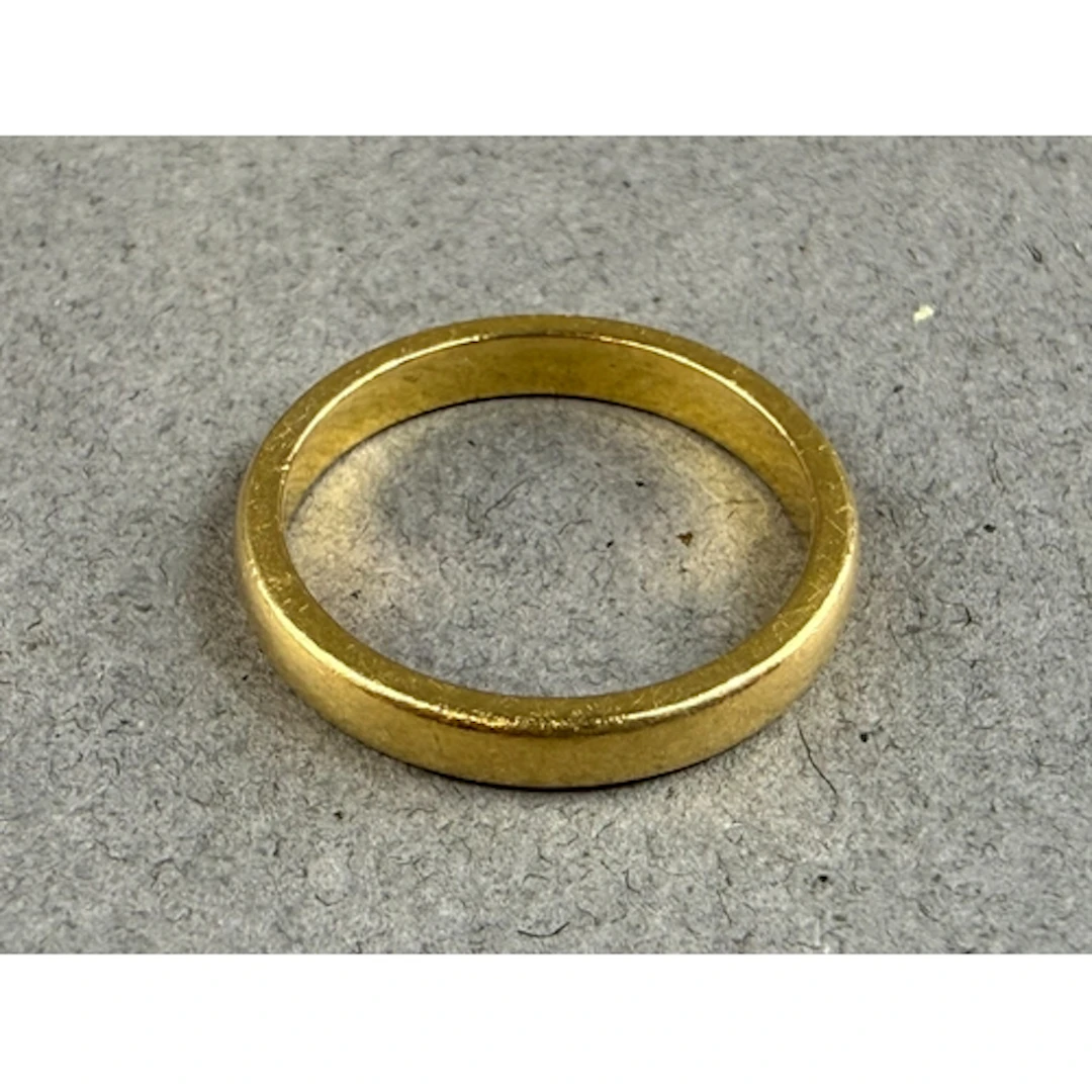Jewellery: a 22ct yellow gold wedding band, width 2.5mm,UK s...