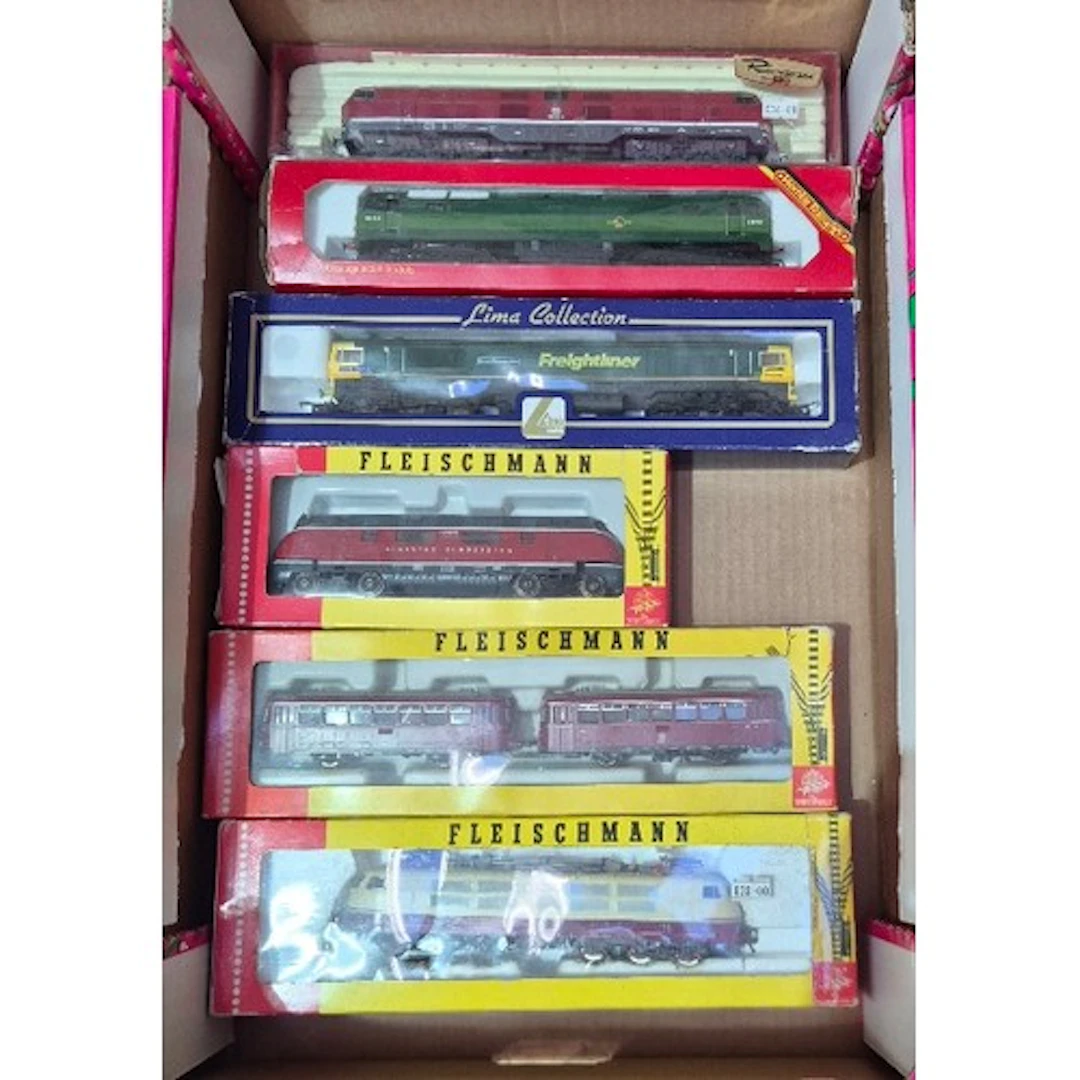 A box of assorted model train engines etc. to include Fleisc...