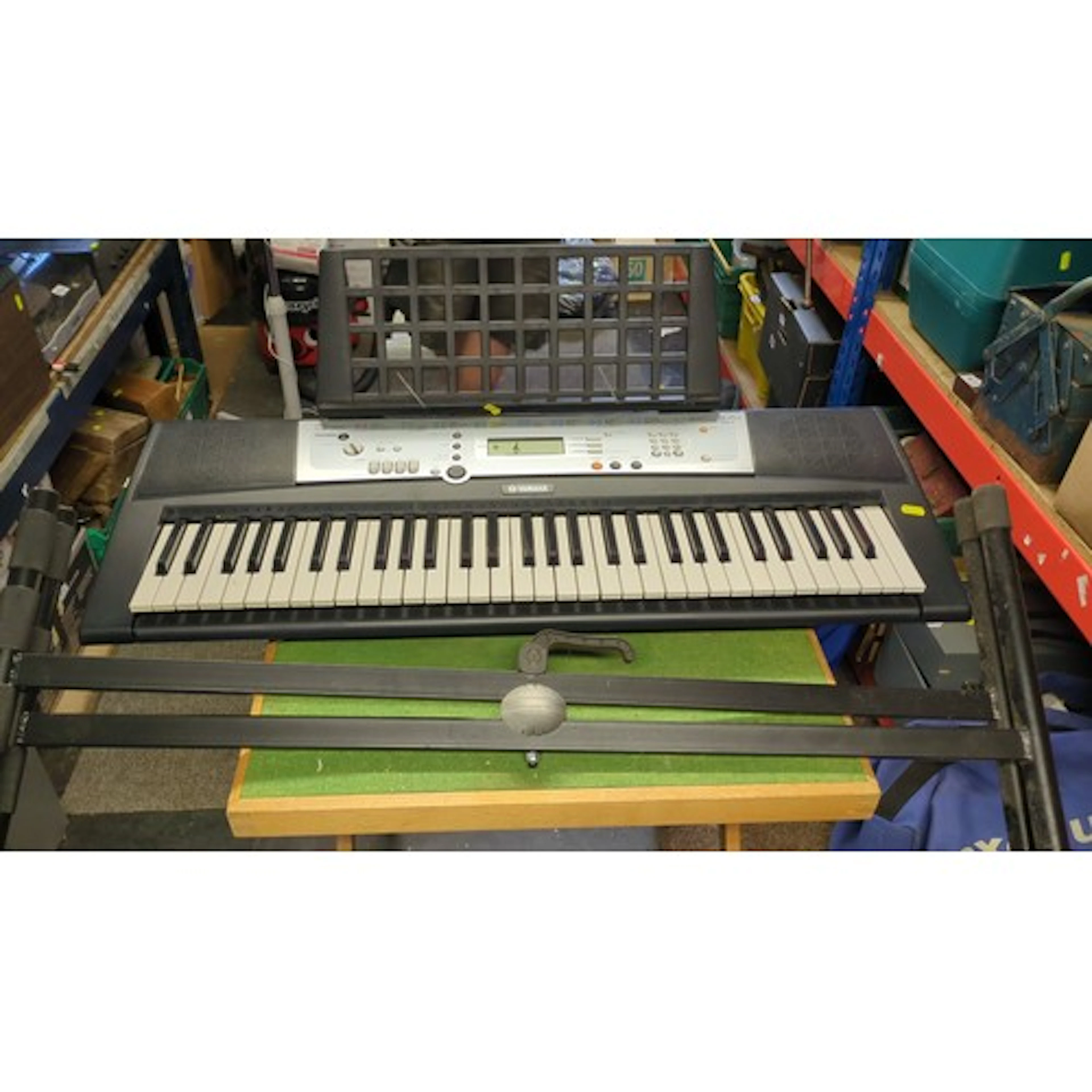 Yamaha portable electronic keyboard with integrated twin spe...