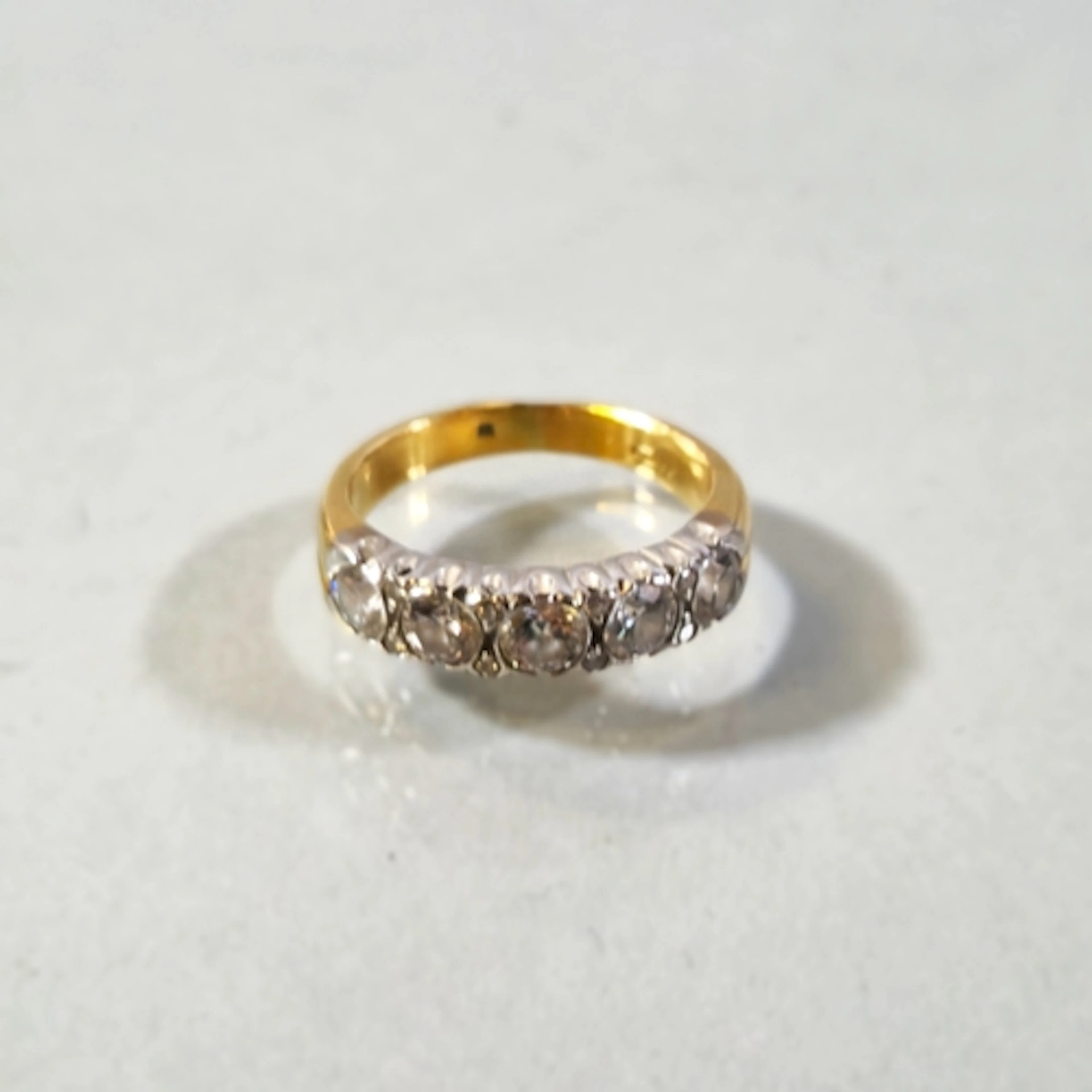 18ct gold and diamond ladies ring, set with five sparkling r...