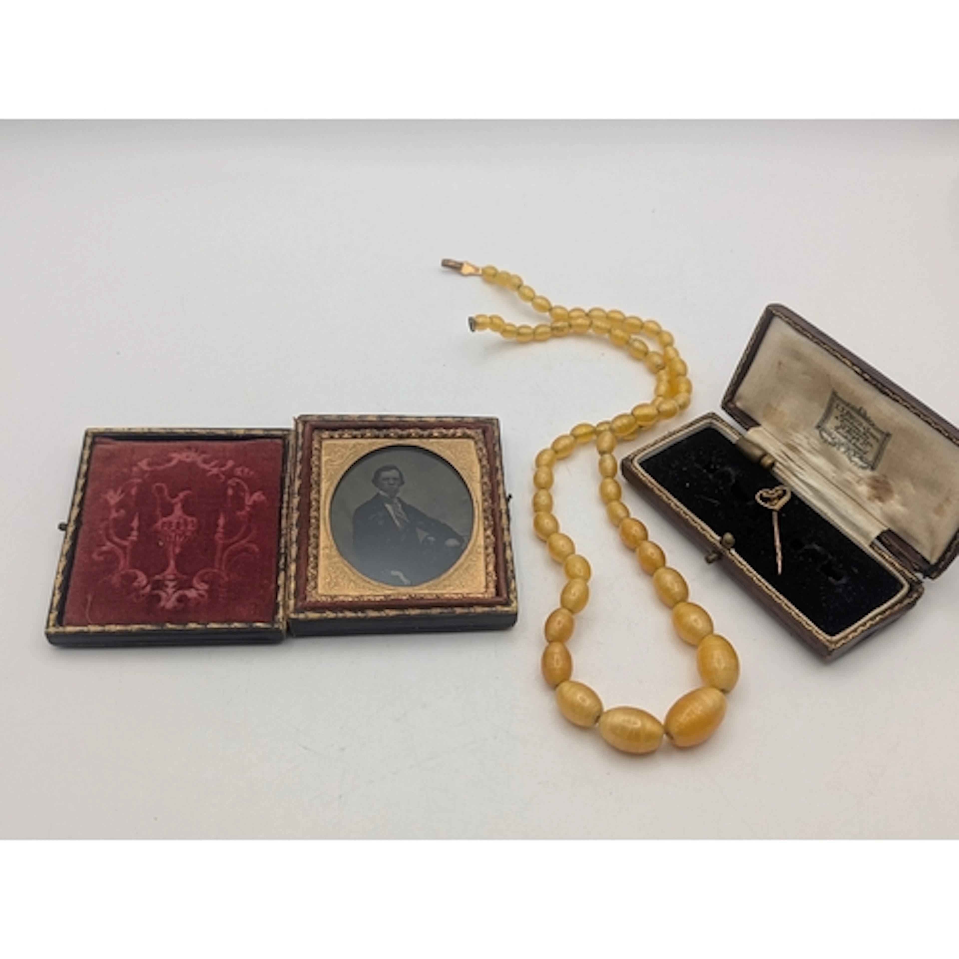 A mixed group to include a Victorian 15ct yellow gold garnet...