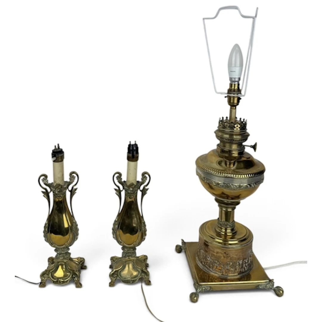 A VICTORIAN BRASS OIL LAMP TOGETHER WITH A PAIR OF BRASS URN...