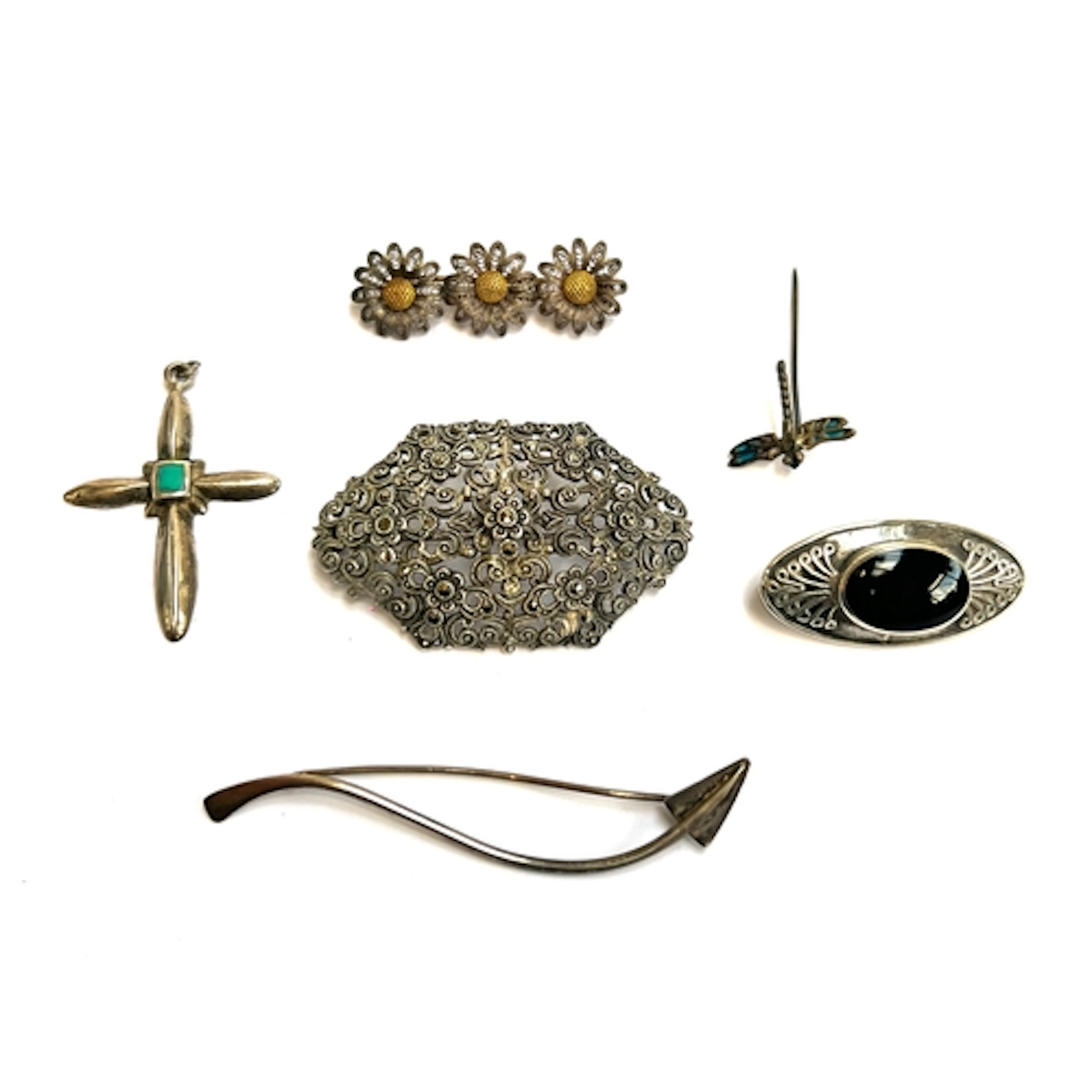 A collection of silver and white metal brooches to include d...