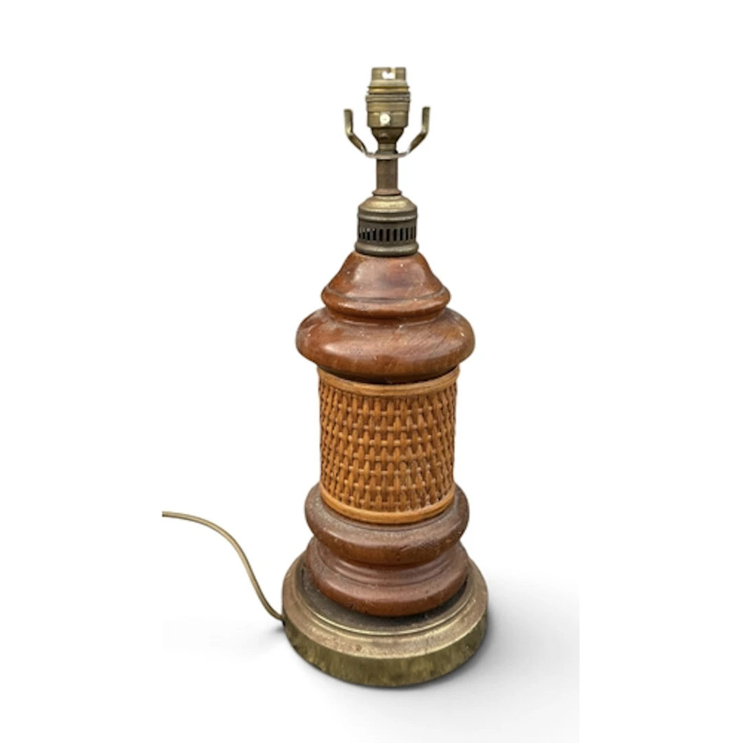A MID-CENTURY TURNED WOOD TABLE LAMP 45cm H