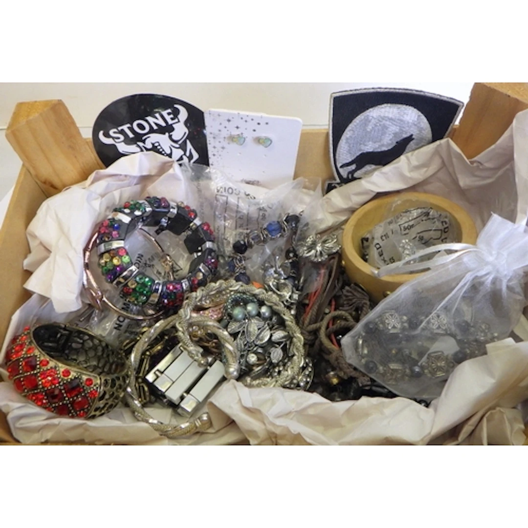 A qty of costume jewellery