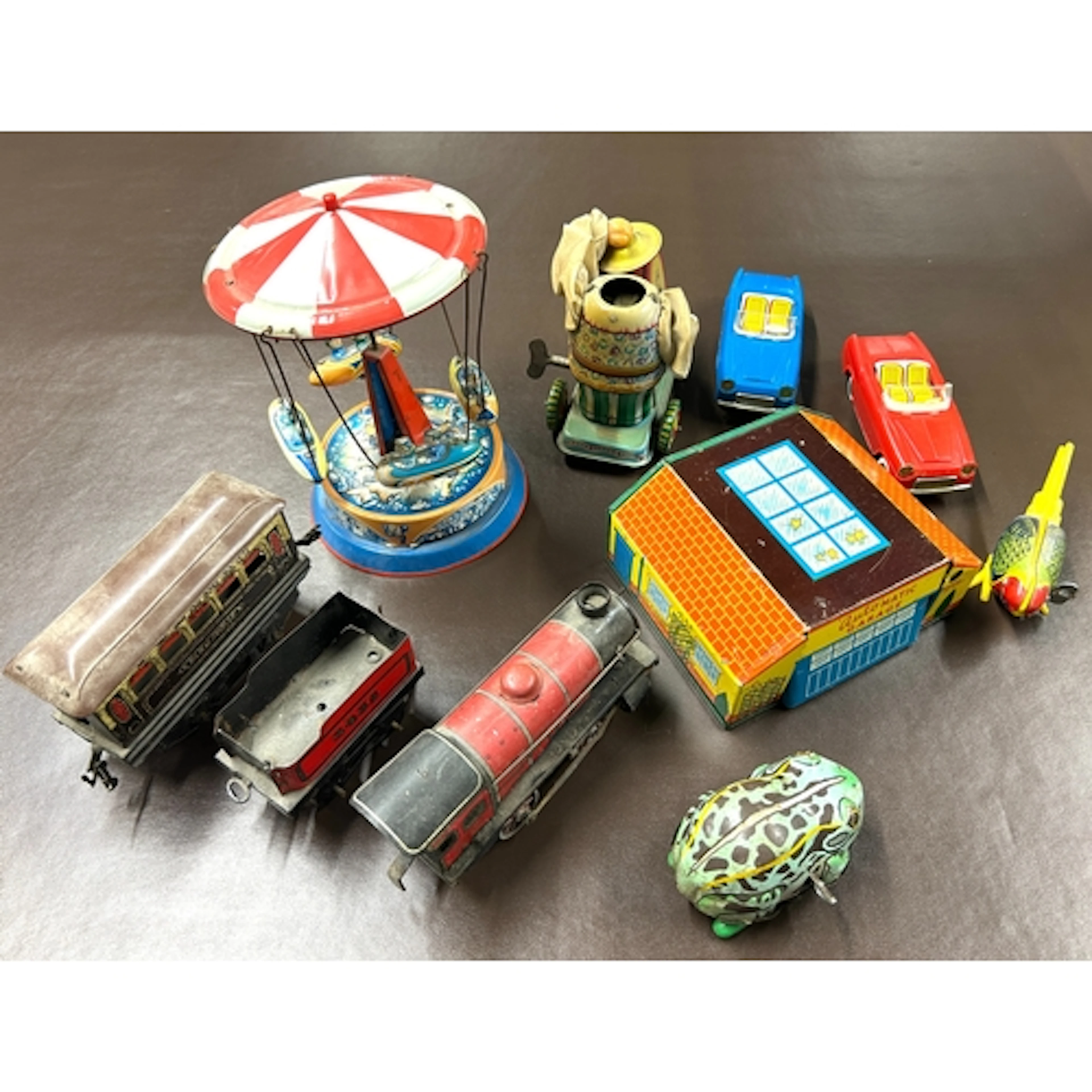 A quantity of various makes, tinplate and plastic toys. A Sp...