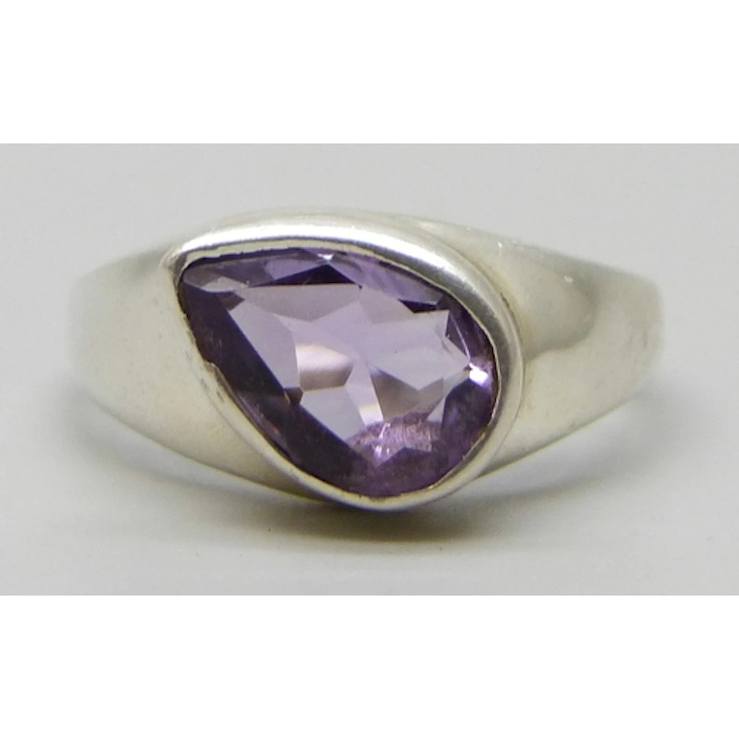 A silver ring set with a pear cut amethyst, O