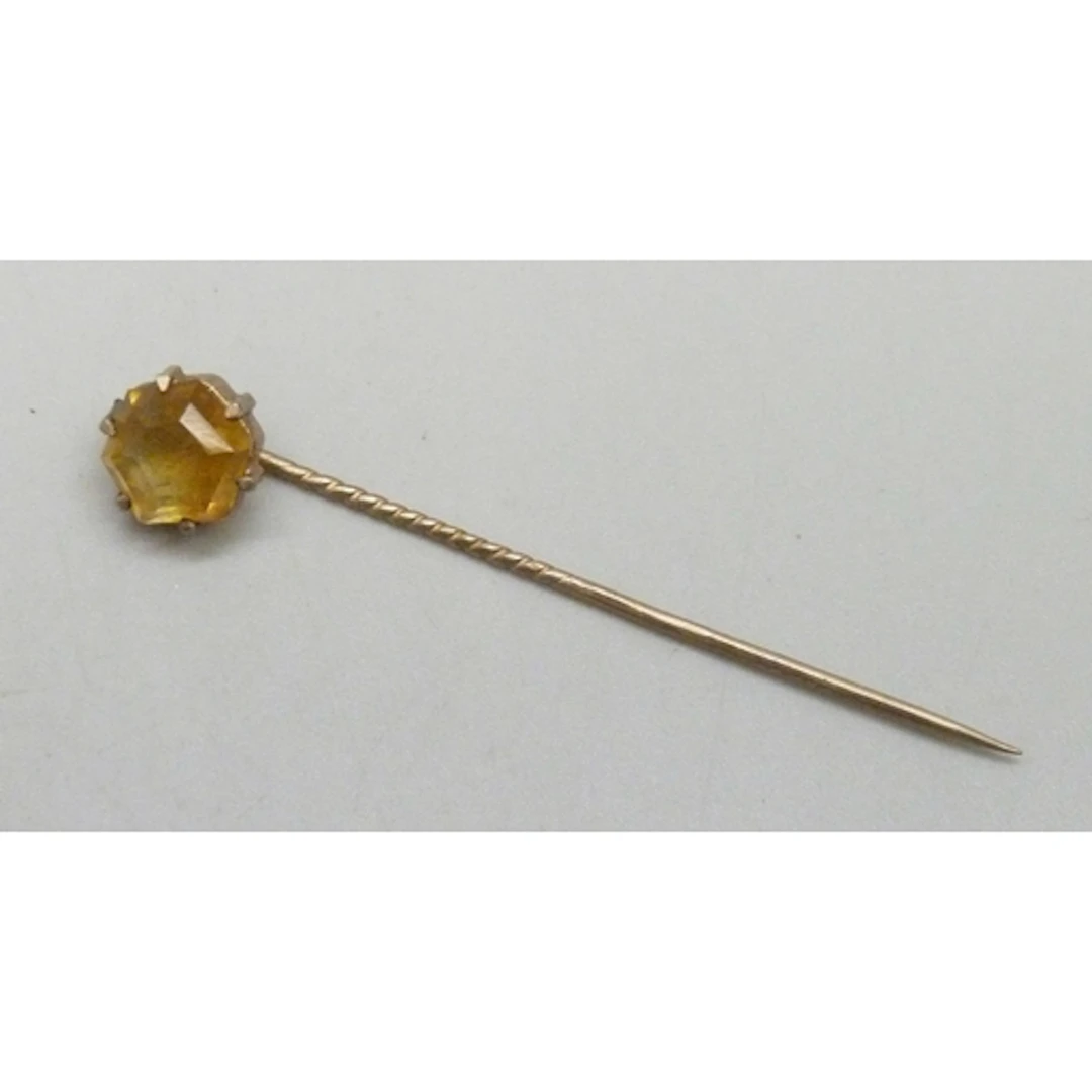 A yellow metal and citrine stick pin, 1.1g