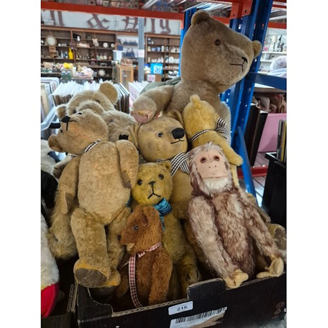 A box of assorted vintage soft toys to include Steiff etc.