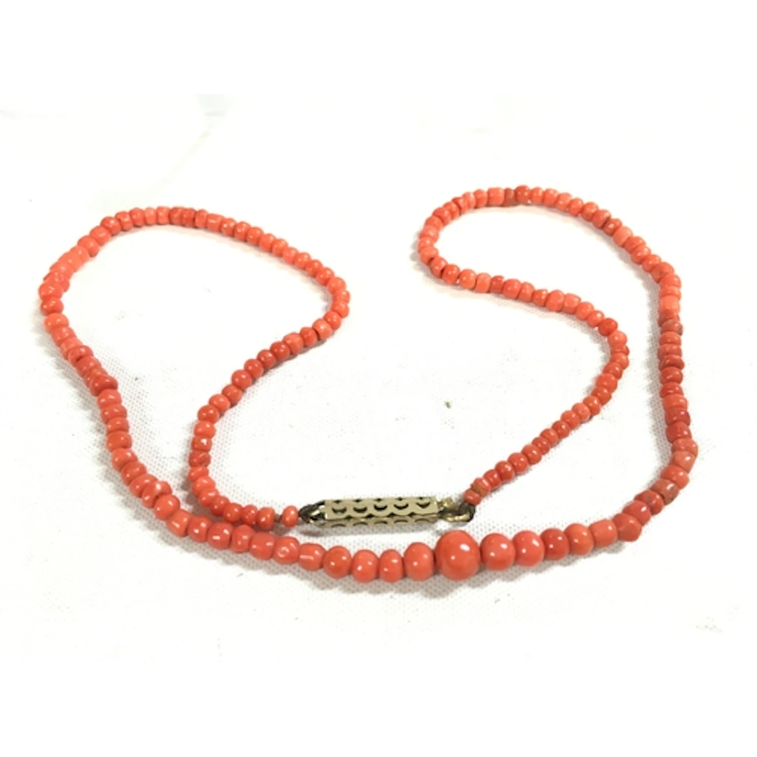 A coral necklace, 23cm long