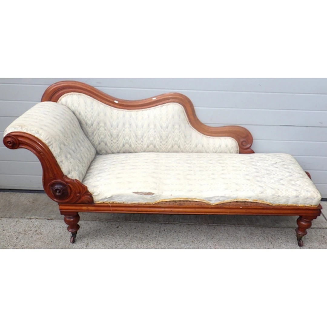 A Victorian mahogany chaise longue on turned legs