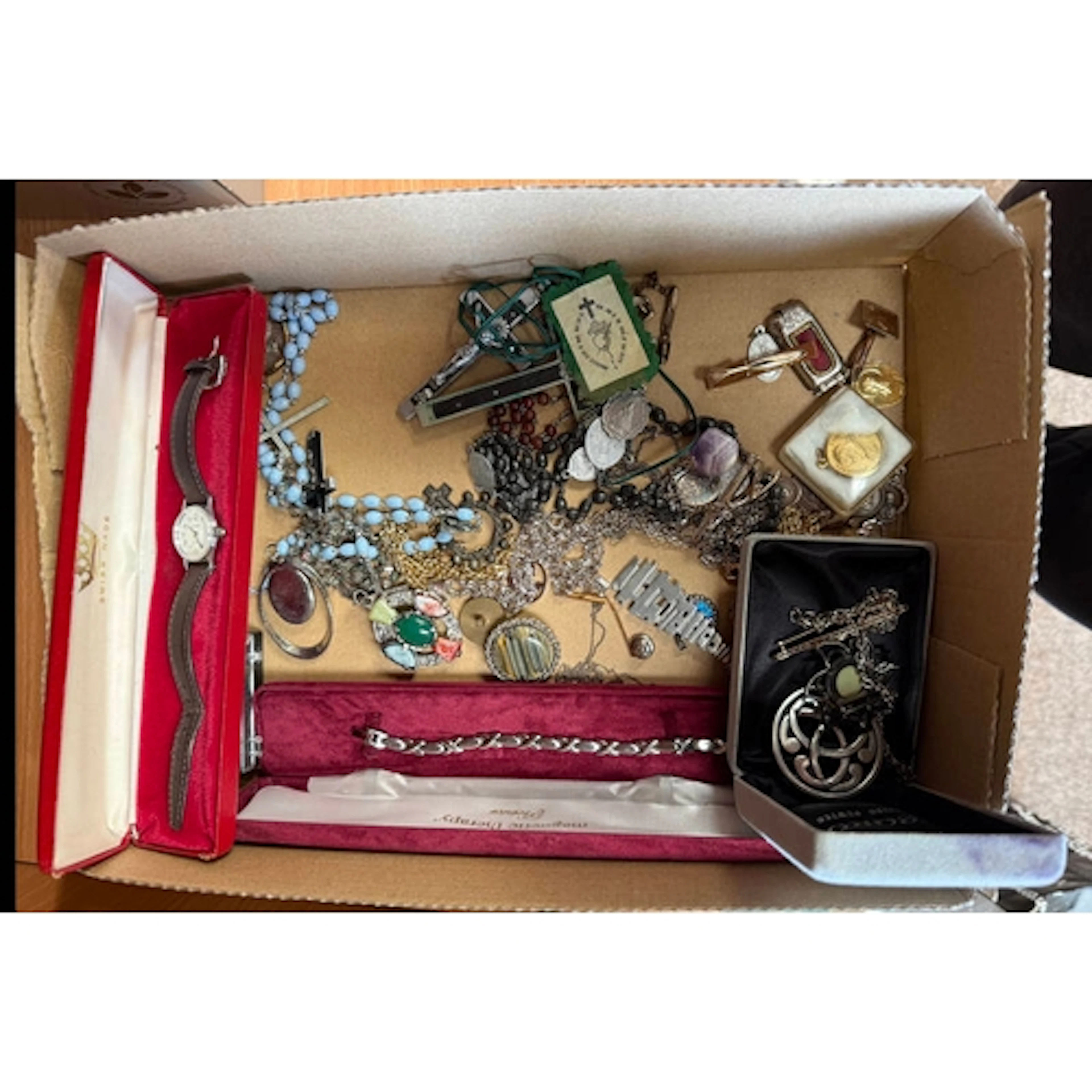 SELECTION OF VARIOUS COSTUME JEWELLERY, NECKLACES, PENDANT, ...