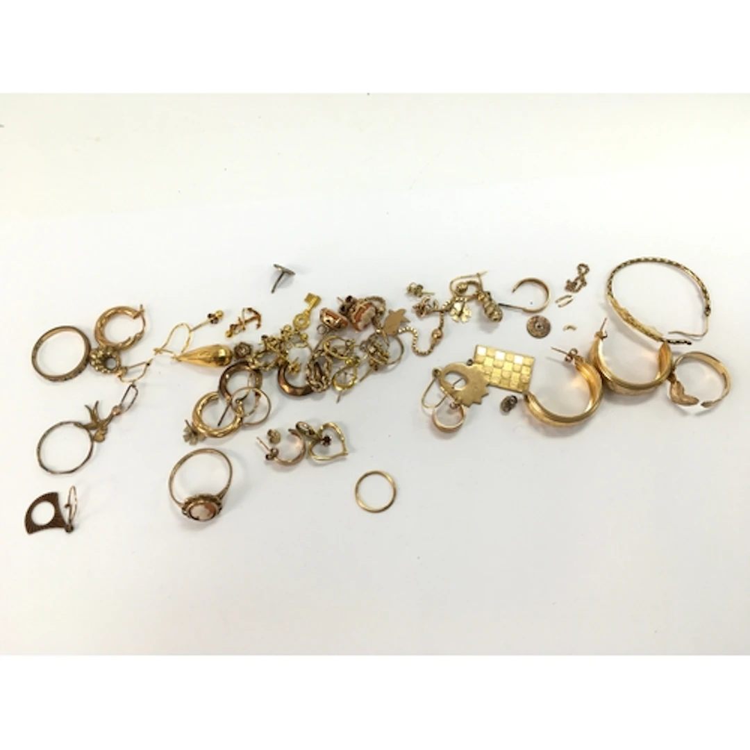 Collection of 9ct gold rings, earrings and pendants etc. 27....