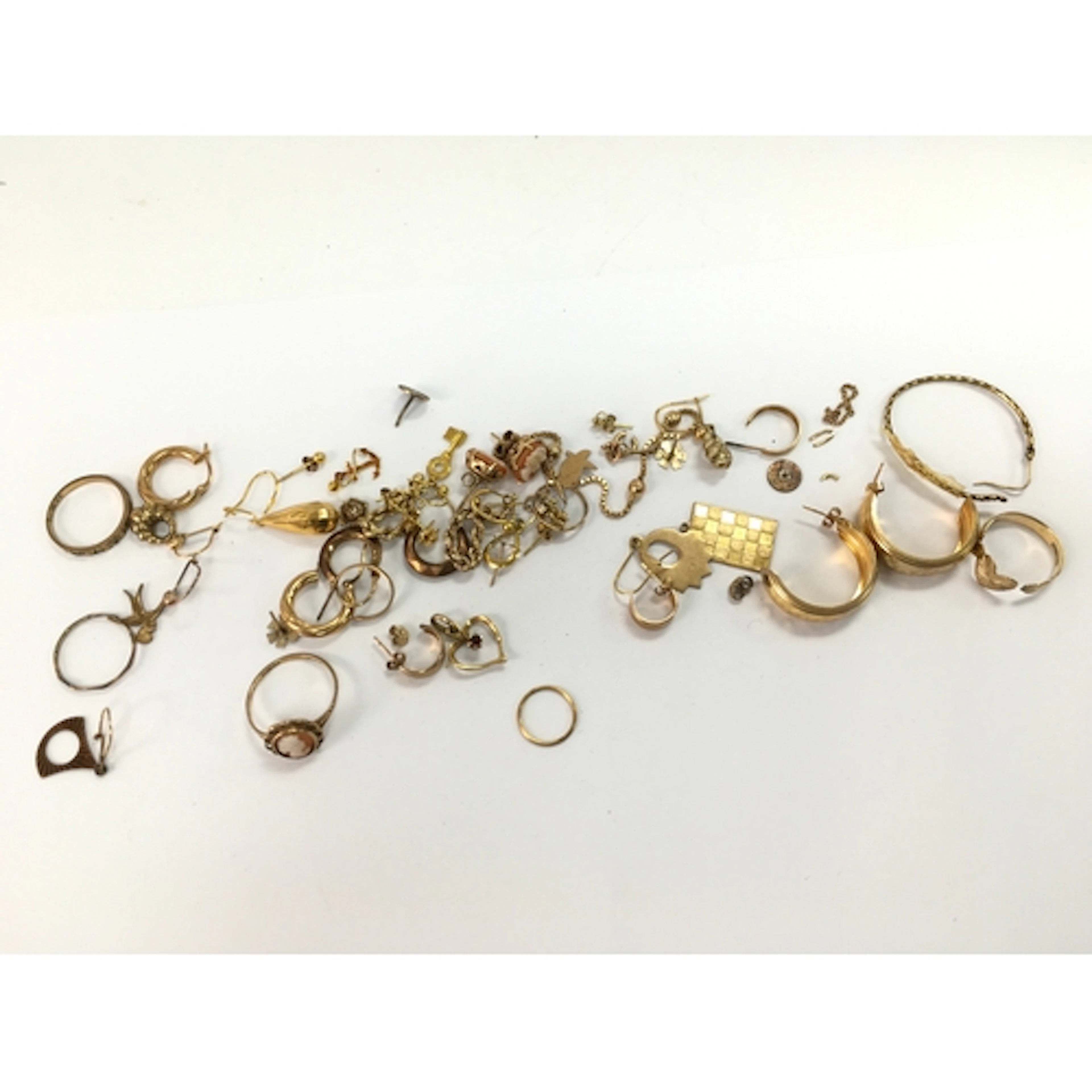 Collection of 9ct gold rings, earrings and pendants etc. 27....