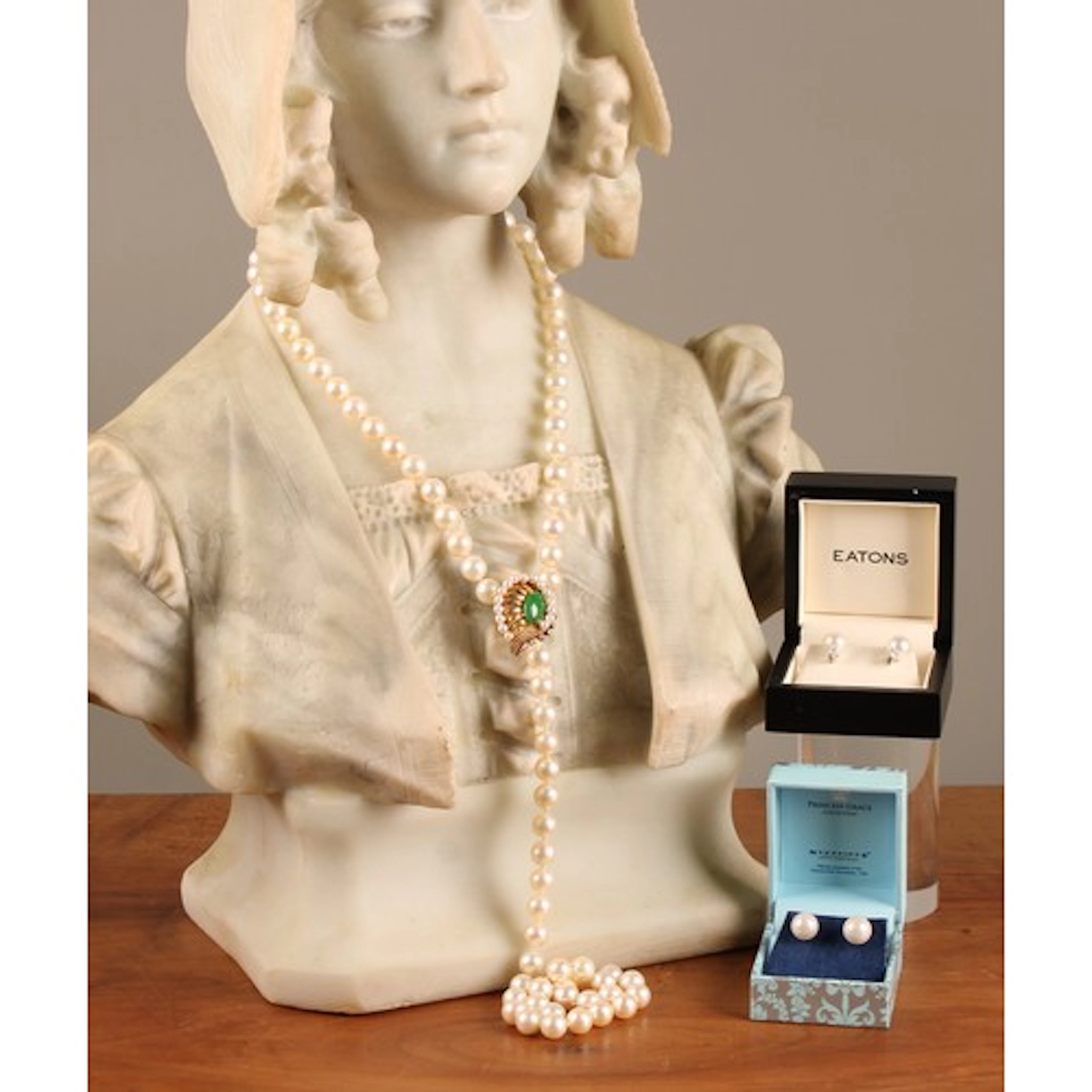A single strand cultured pearl necklace, each sphere approx....