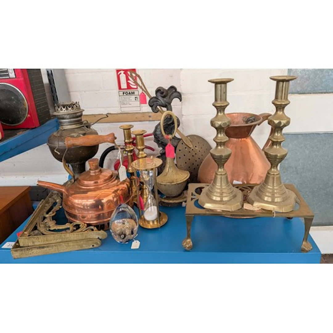A collection of assorted copper and brass items to include t...