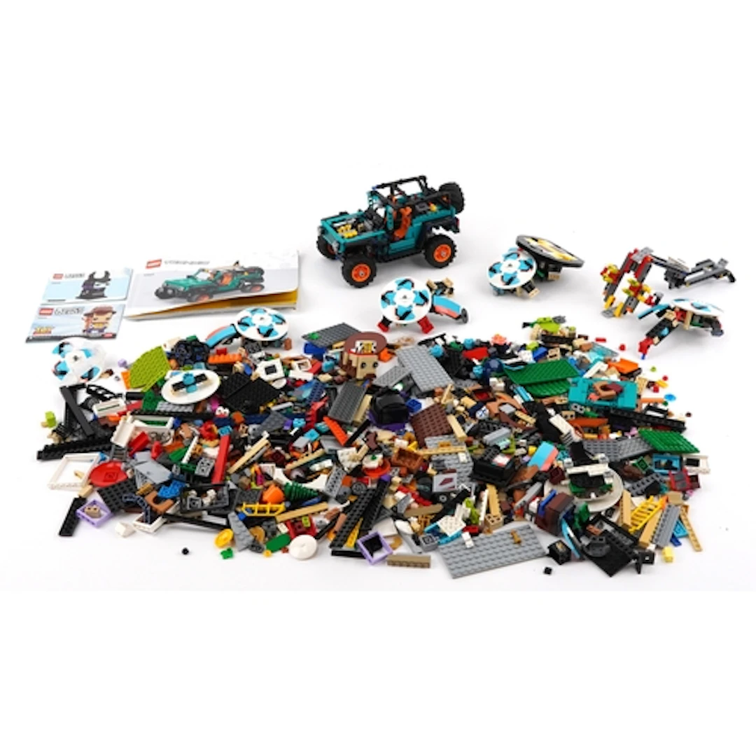 Collection of loose Lego including a Technic Jeep.