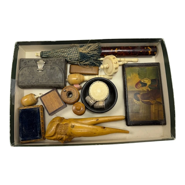 A collection of sewing and sundry items to include a tortois...