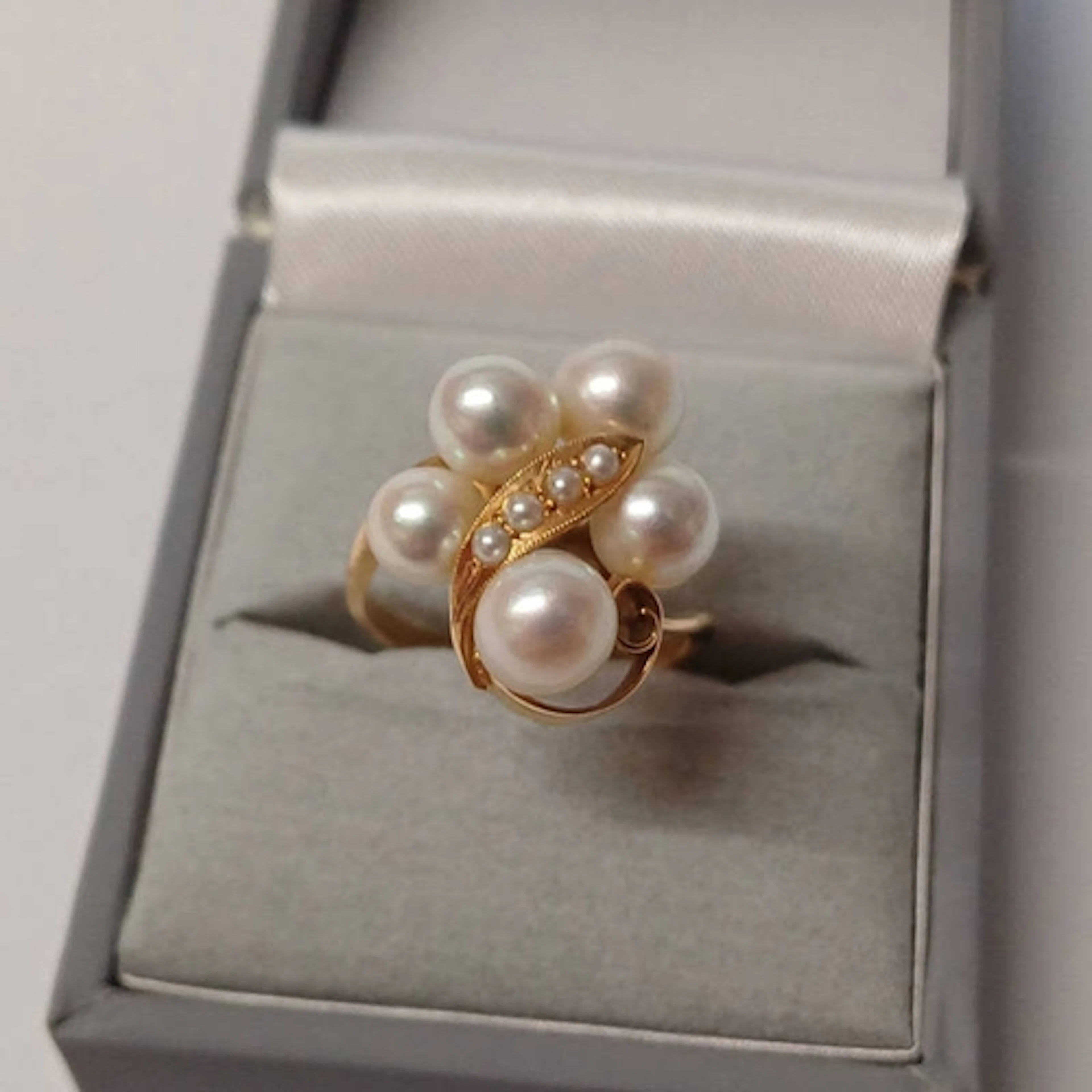 18K GOLD PEARL SET RING WITH 4 SEED PEARLS & 5 AKOYA CULTURE...