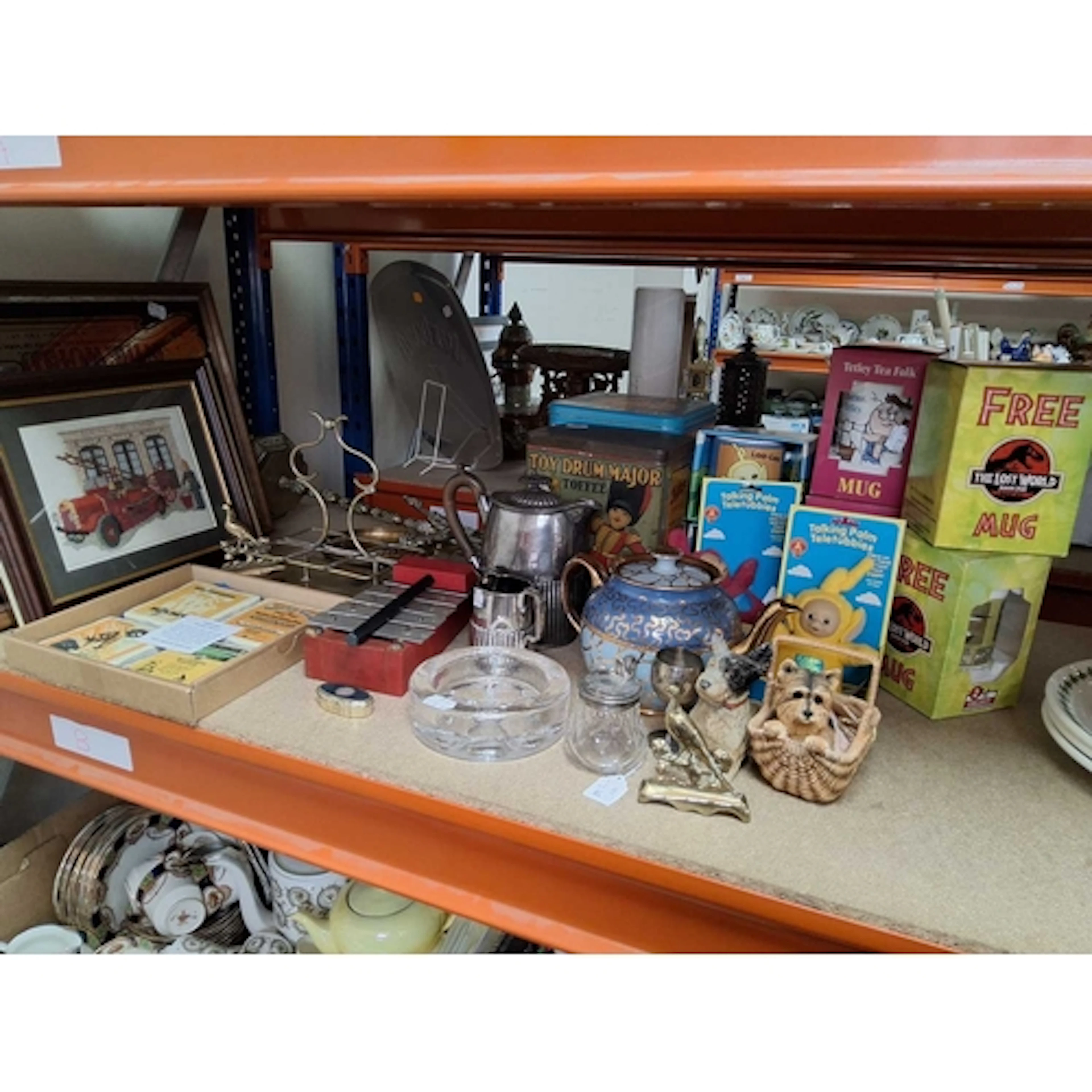 A GROUP OF HOUSEHOLD ITEMS to include six boxed novelty mugs...