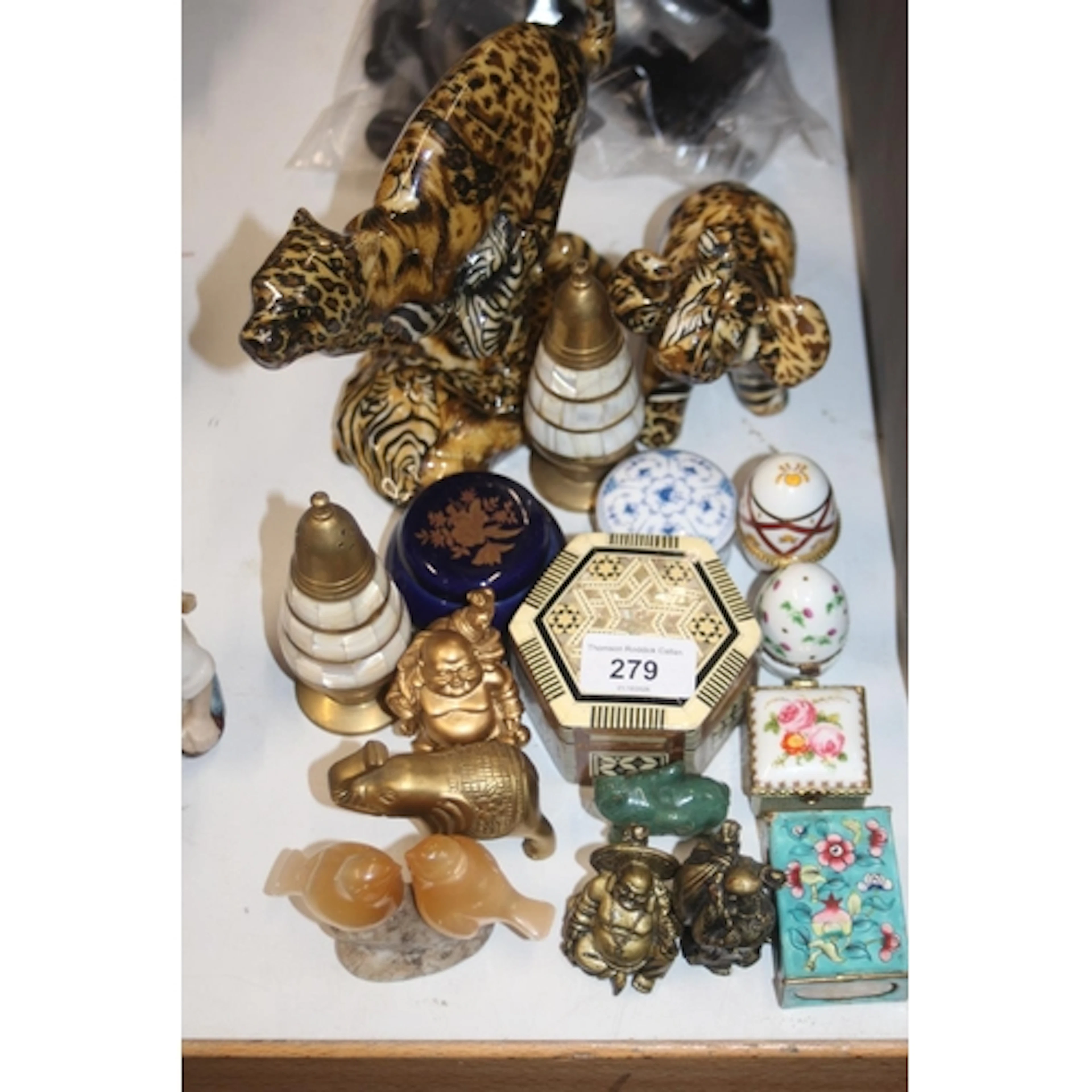 Small buddha models, ceramic trinkets, animal models, etc.