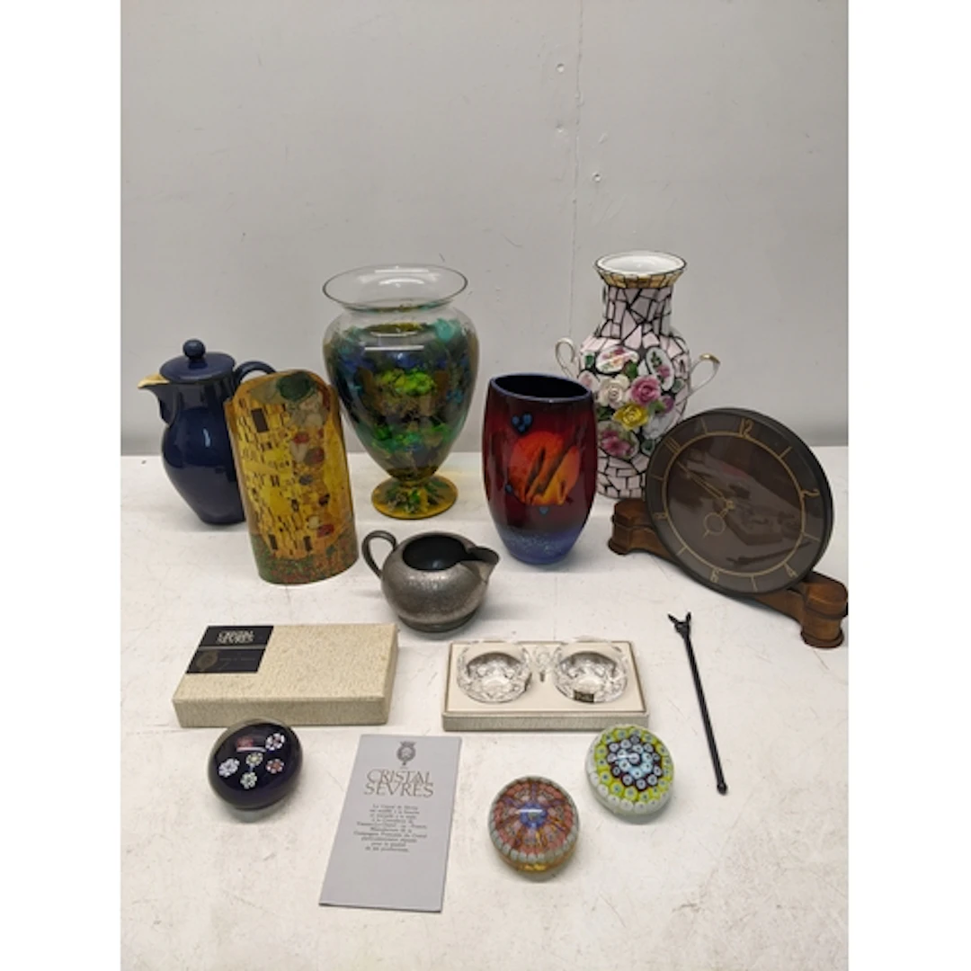 A mixed lot of mainly ceramics and glassware to include a wa...