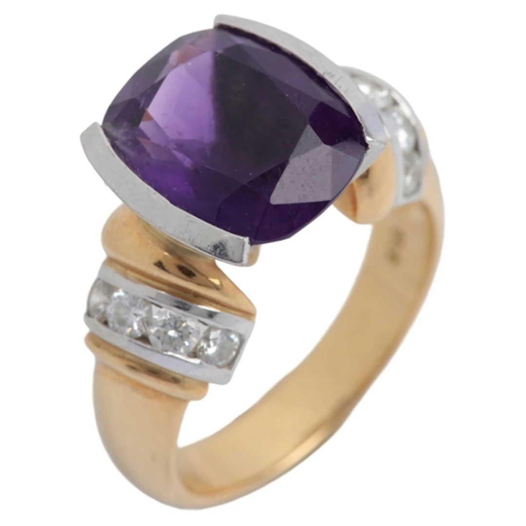 An amethyst and diamond ring, set with a cushion-shaped amet...
