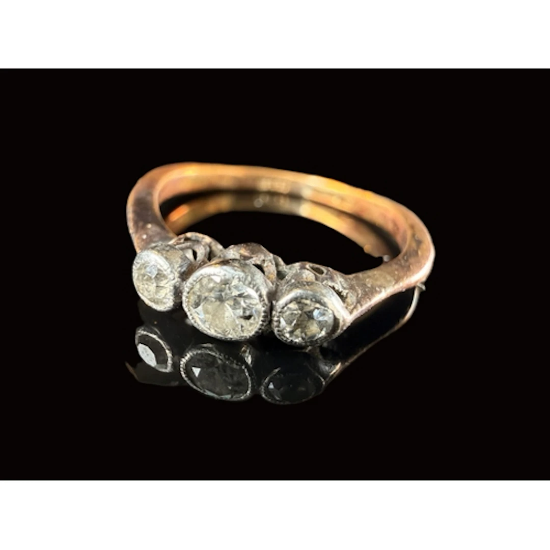 An 18ct gold diamond set ring with three old cut diamonds 2....