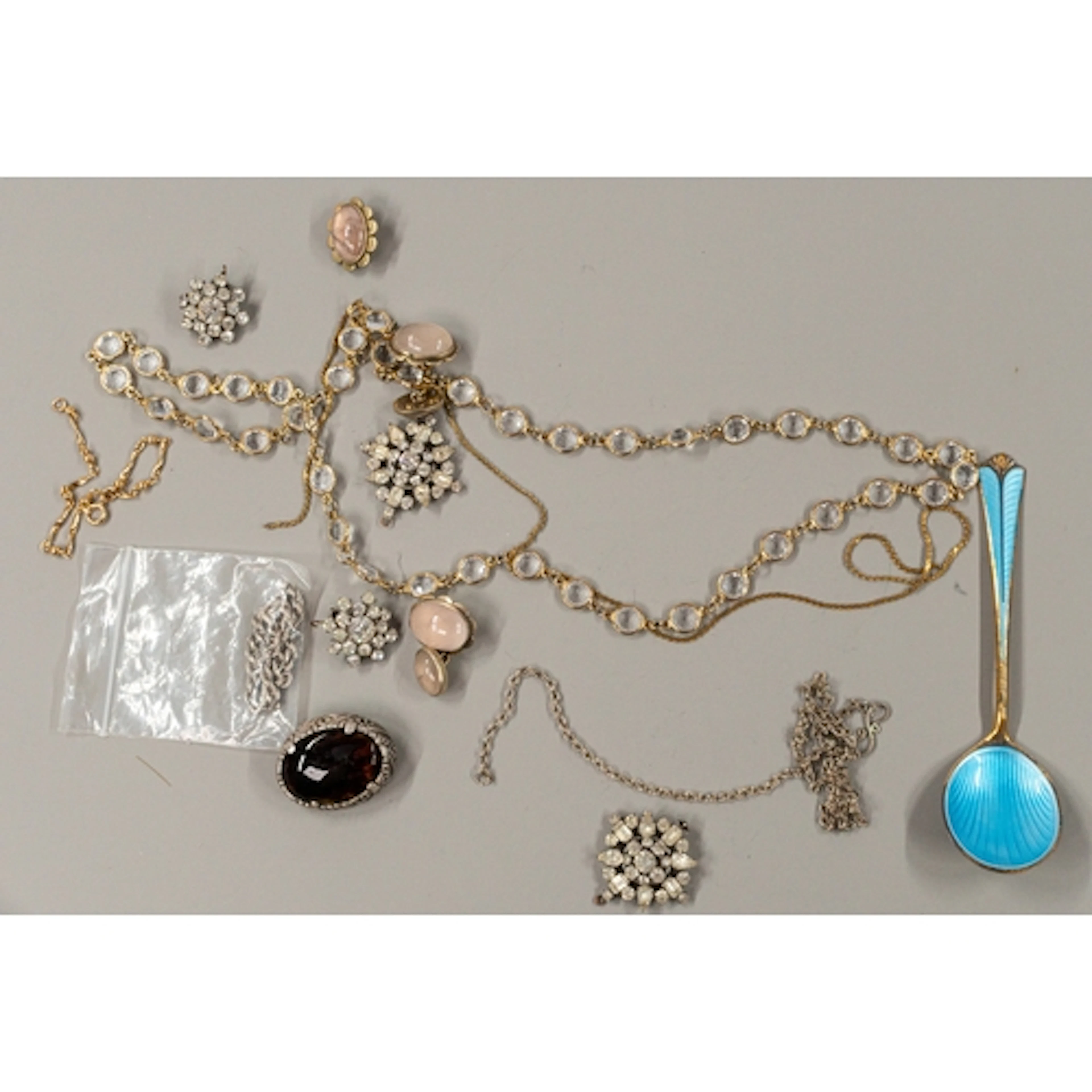 Jewellery: a 9ct gold trace chain, 0.7g; a silver gilt and e...