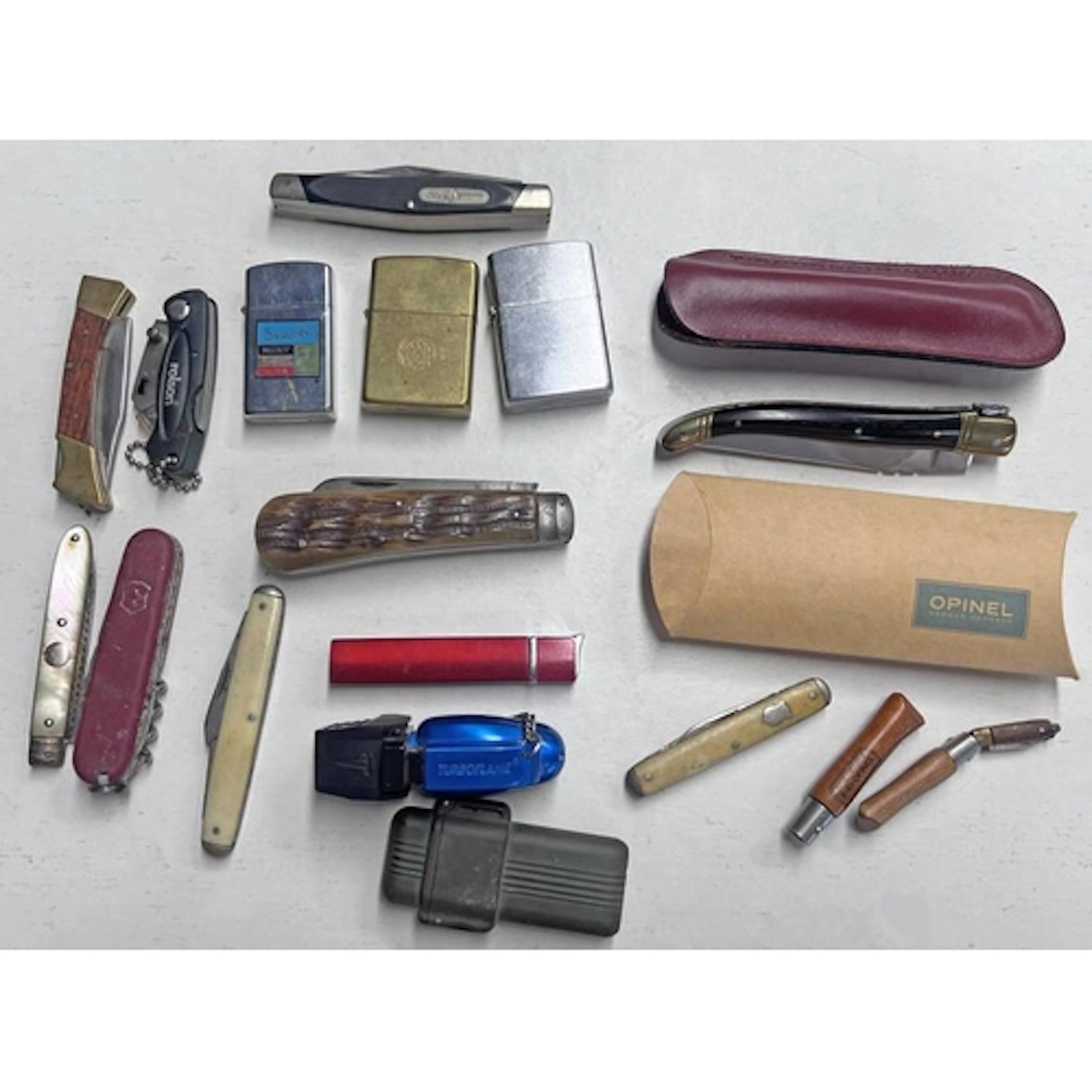 SELECTION OF POCKET KNIVES AND LIGHTERS TO INCLUDE 2 X ZIPPO...