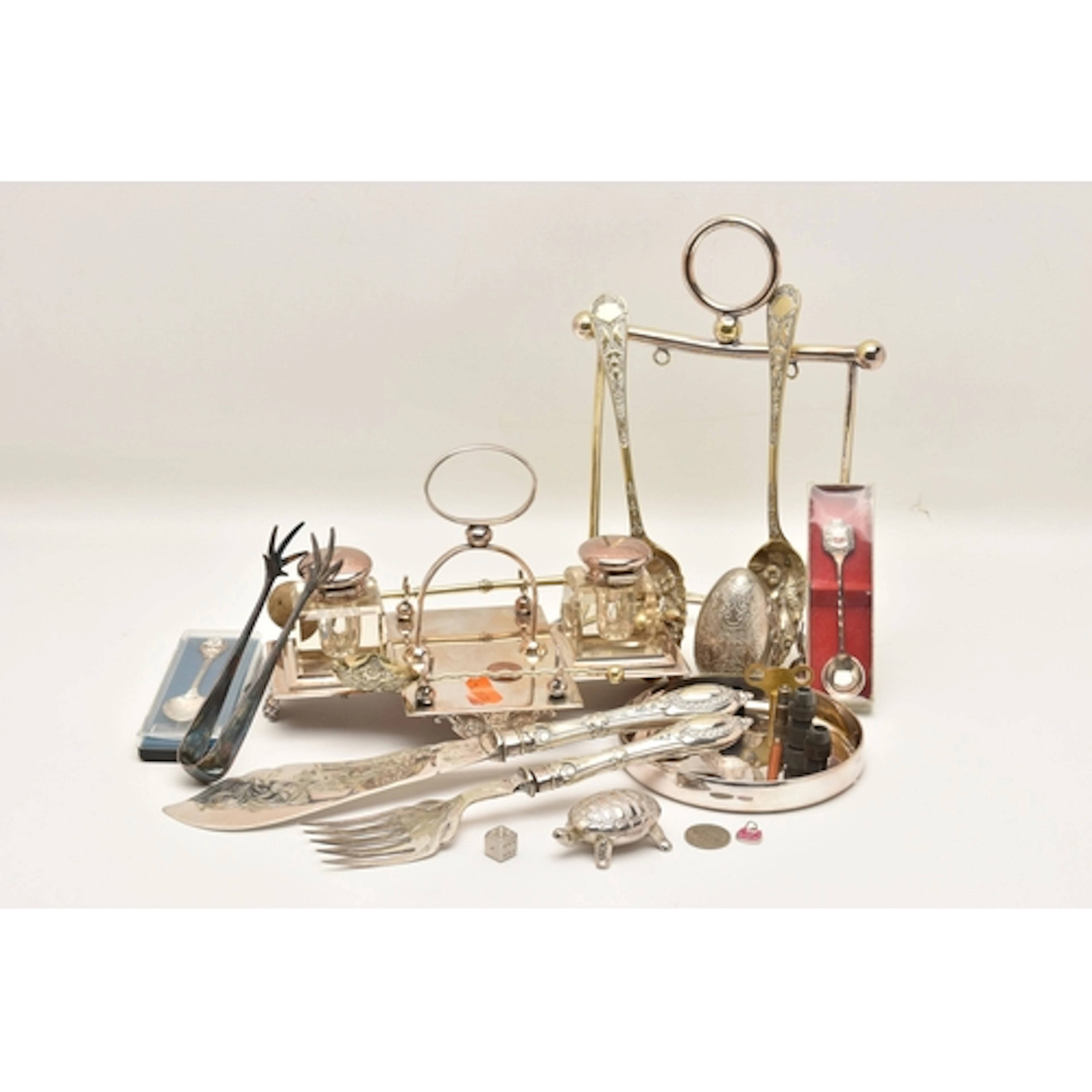 A SMALL BOX OF ASSORTED WHITE METAL WARE, to include a white...