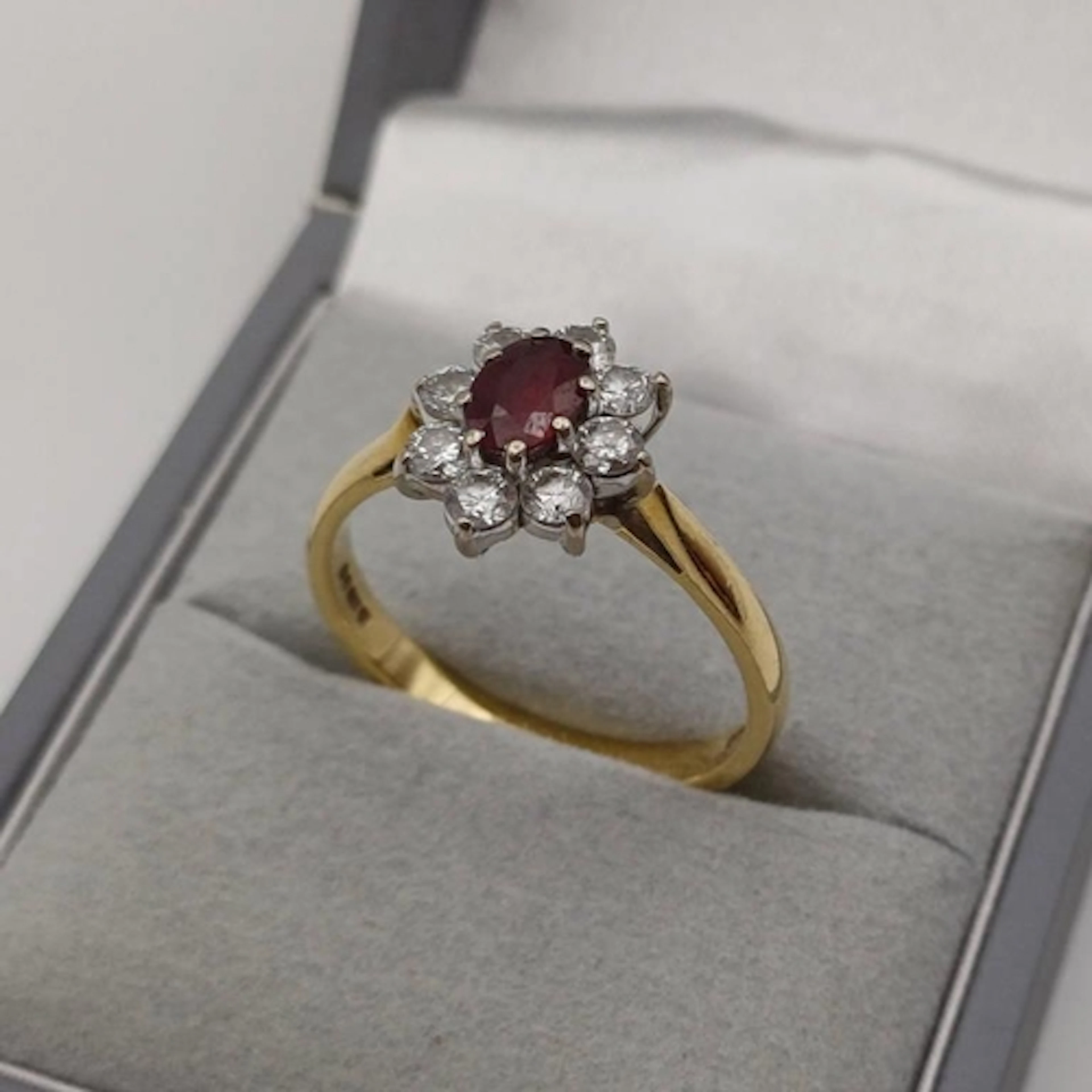 18CT GOLD RUBY & DIAMOND CLUSTER RING, THE OVAL RUBY SET WIT...