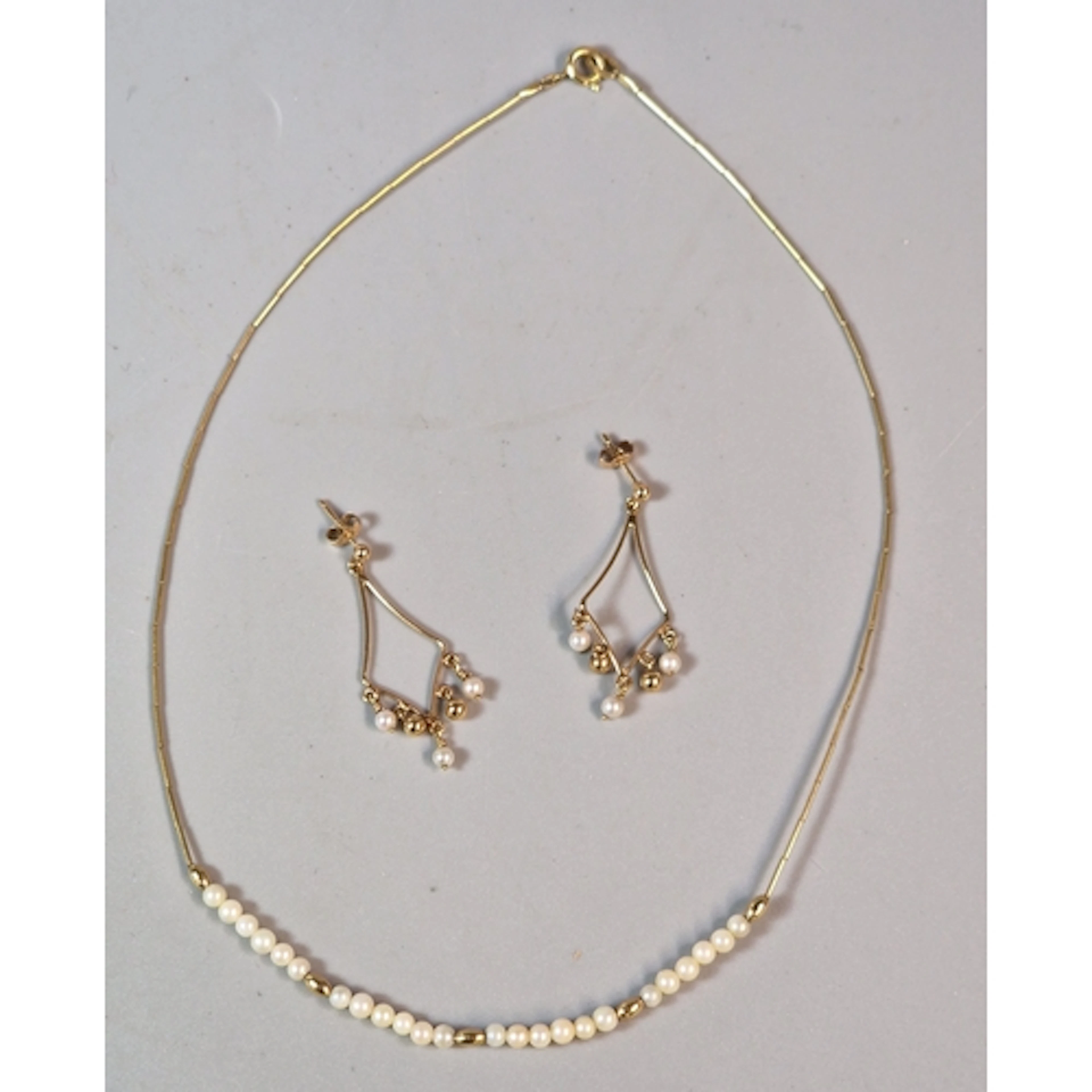 9ct gold and pearl choker type necklace, with pair of matchi...
