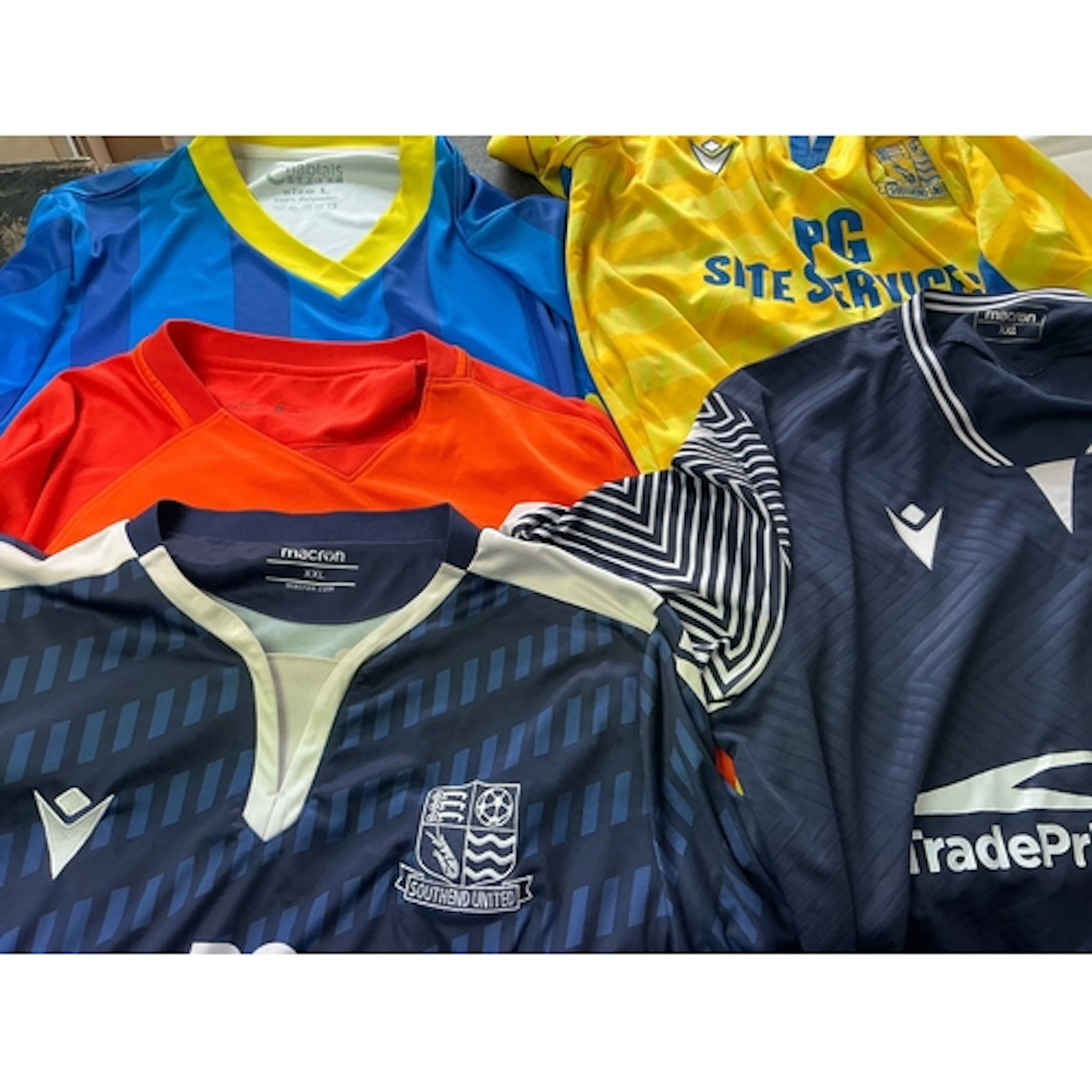 Southend United Football Shirts: Replica modern shirts in ad...