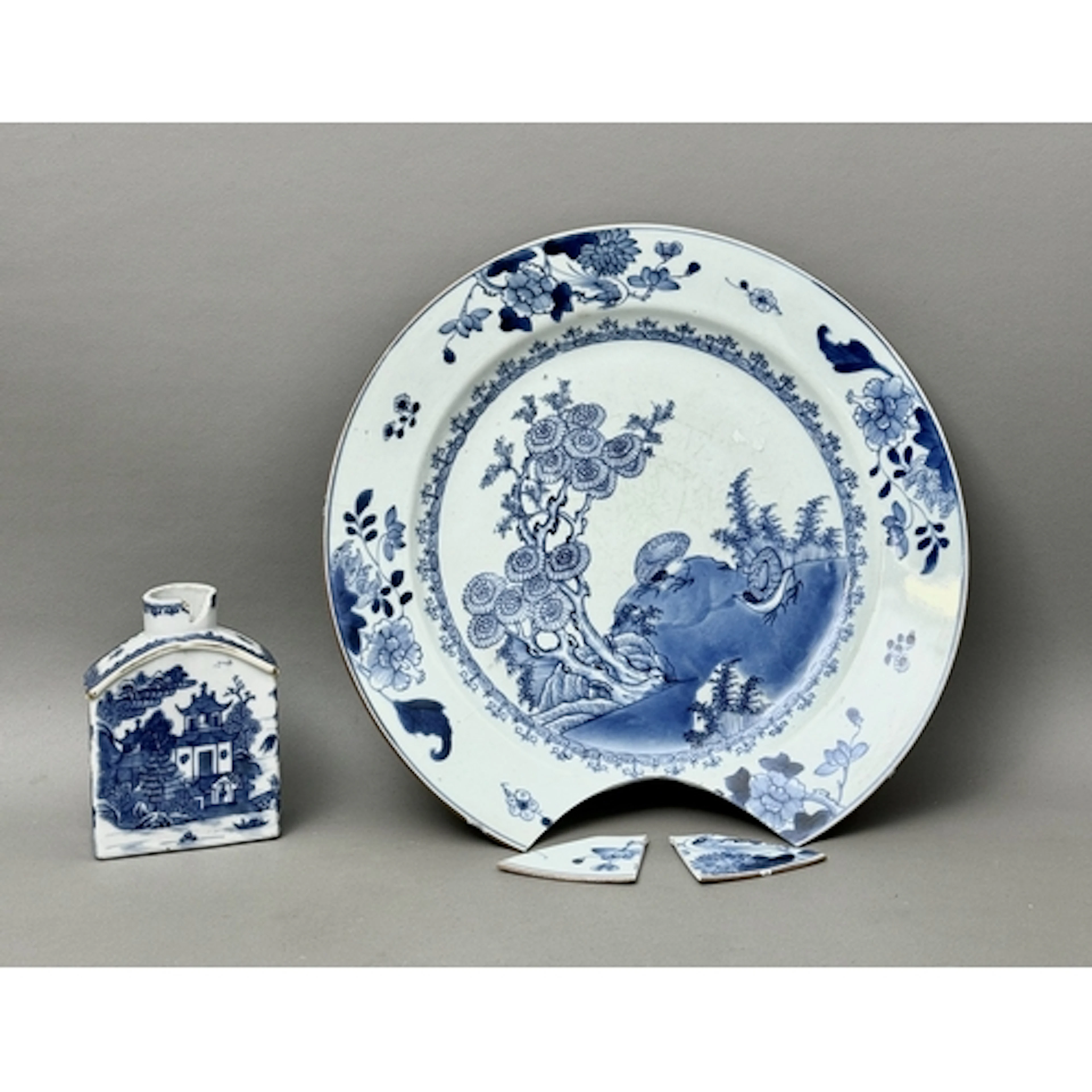 A nineteenth century Chinese export blue and white tea caddy...