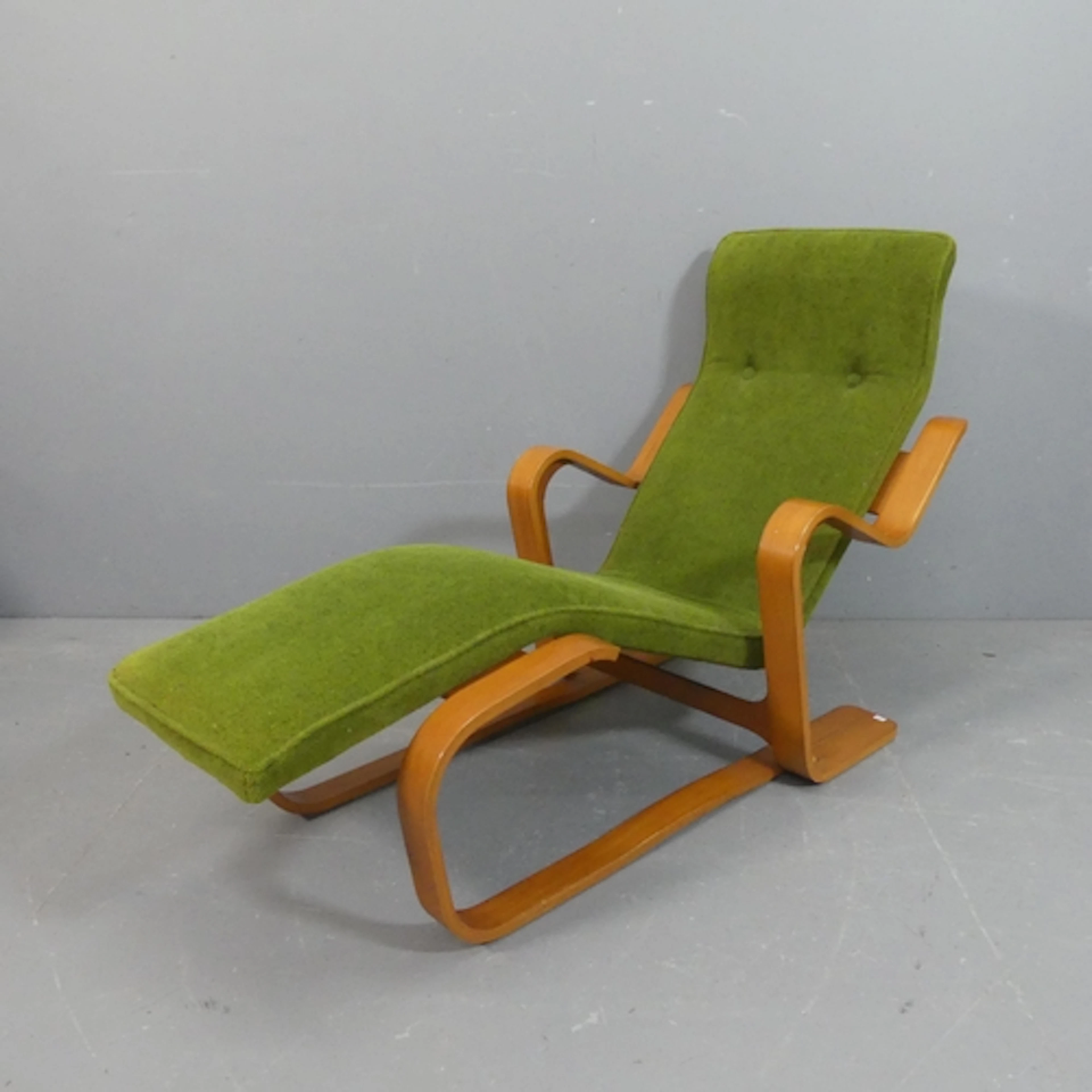 Marcel Breuer - A modernist Art Deco Isokon Long chair in be...