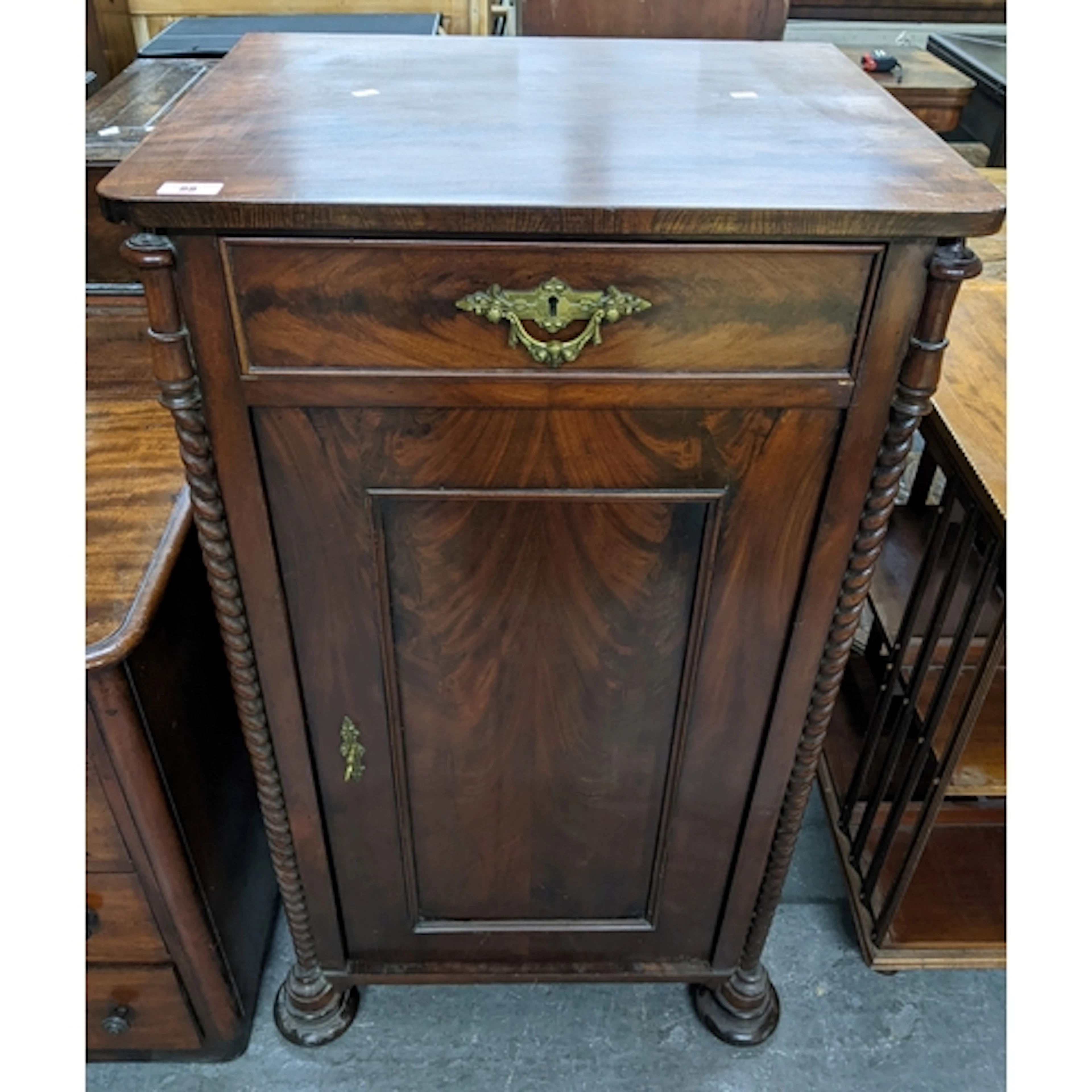 Victorian mahogany side cabinet, single drawer above a cupbo...