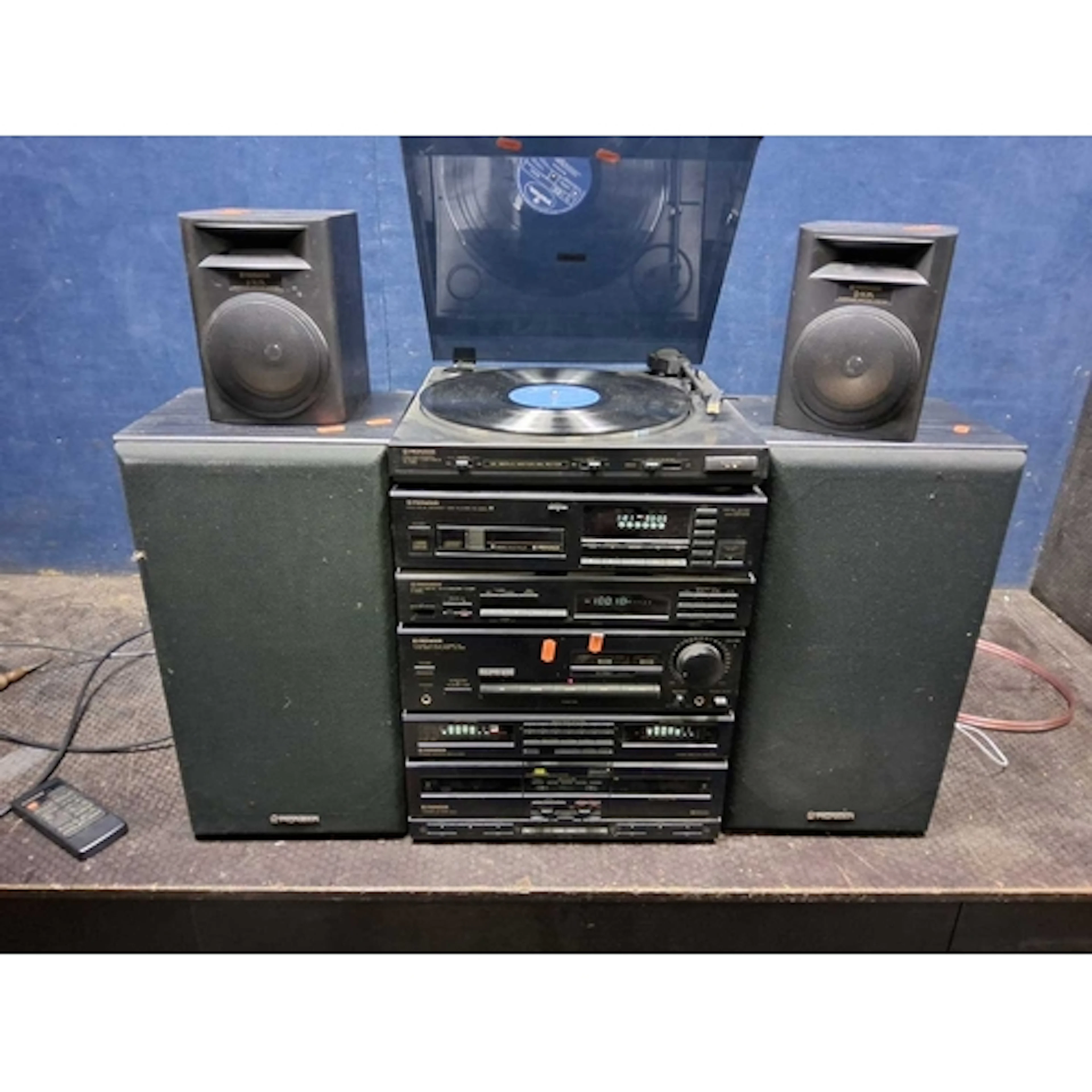 A PIONEER DC-Z92 HI FI with amp, tuner, graphic eq, dual tap...