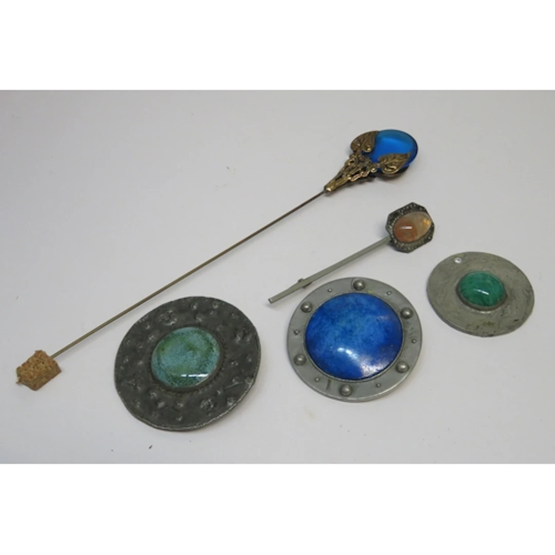 Small quantity of jewellery, including Liberty pewter brooch...