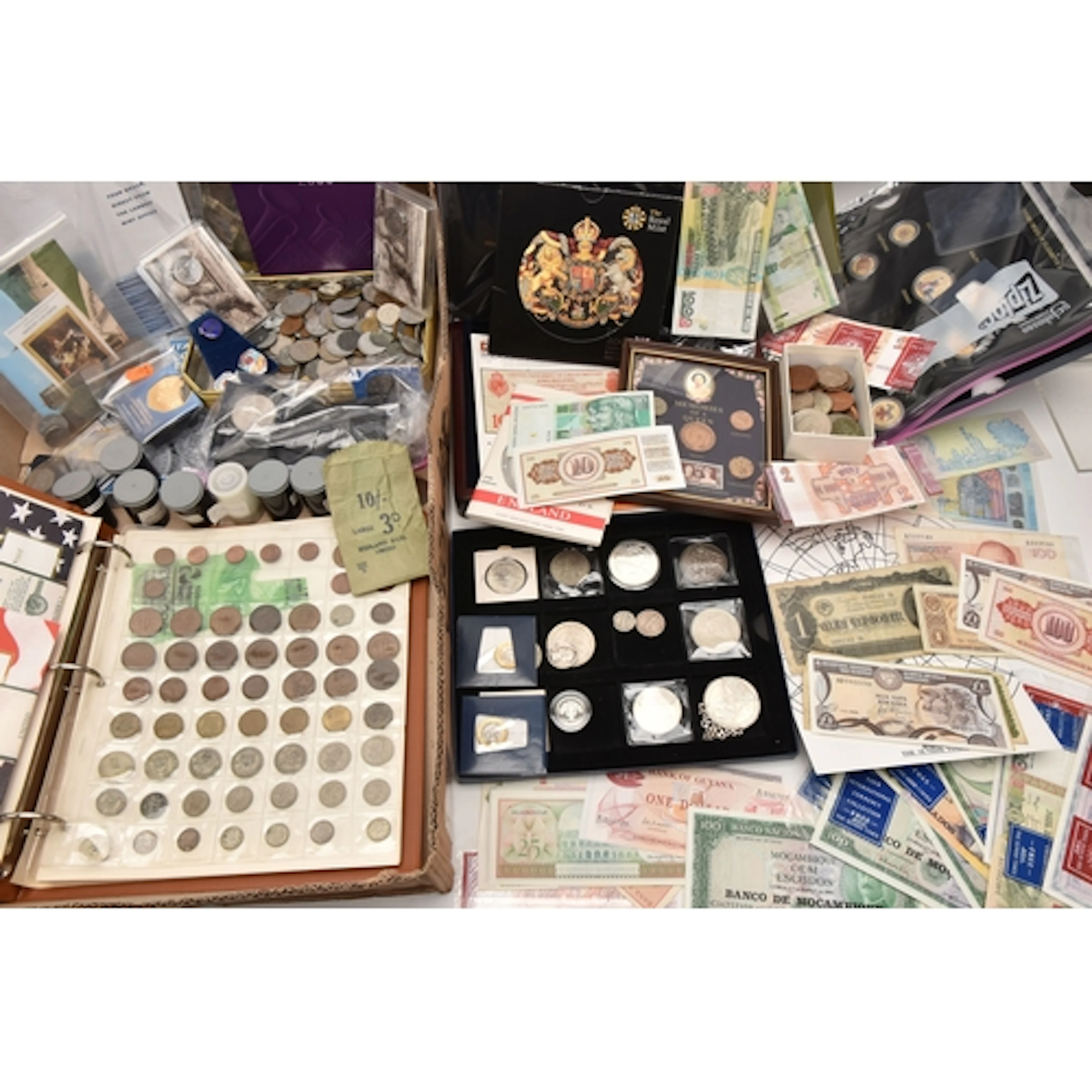 A LARGE CARDBOARD BOX OF MIXED COINS AND COMMEMORATIVE, BANK...