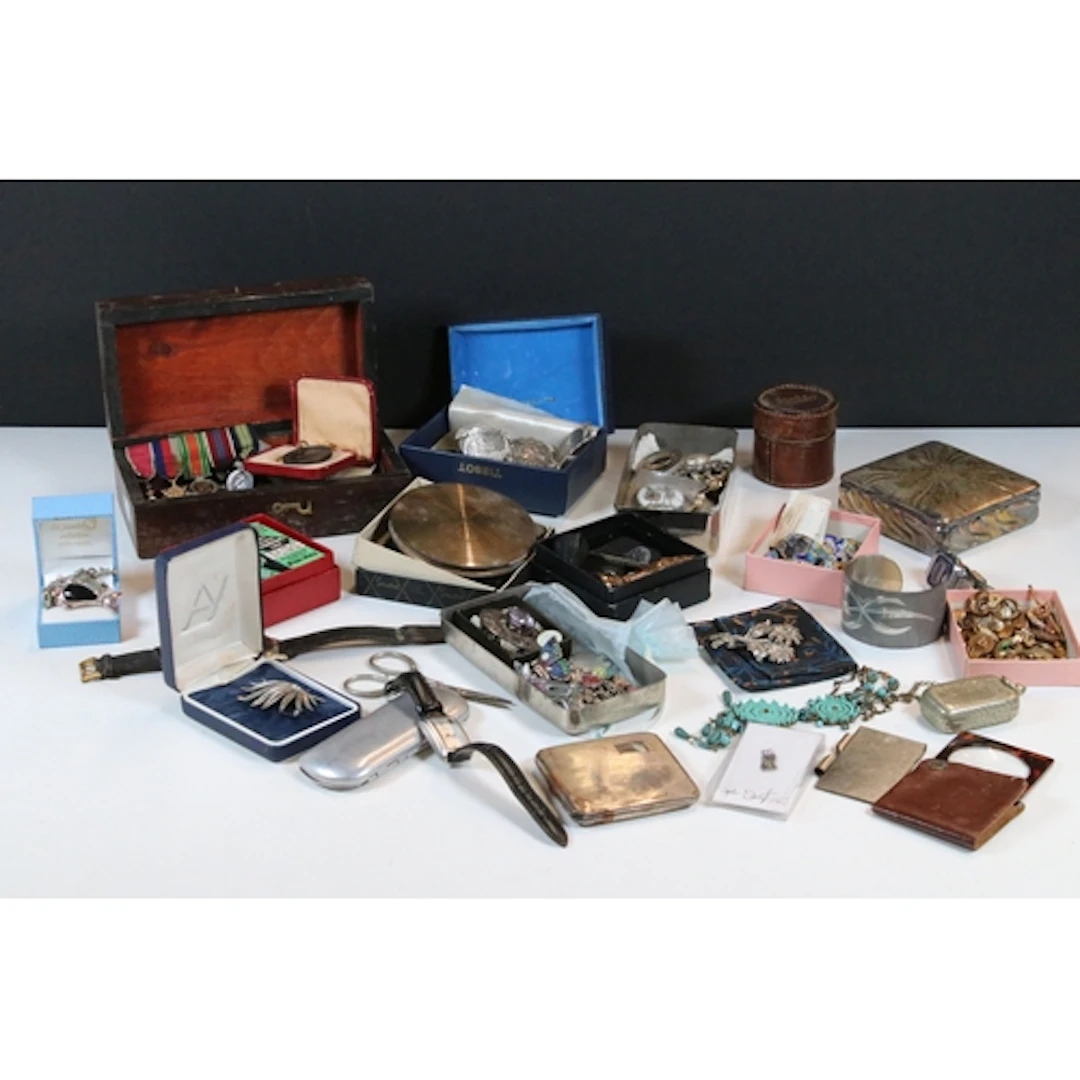 Collection of mixed collectables to include various costume ...
