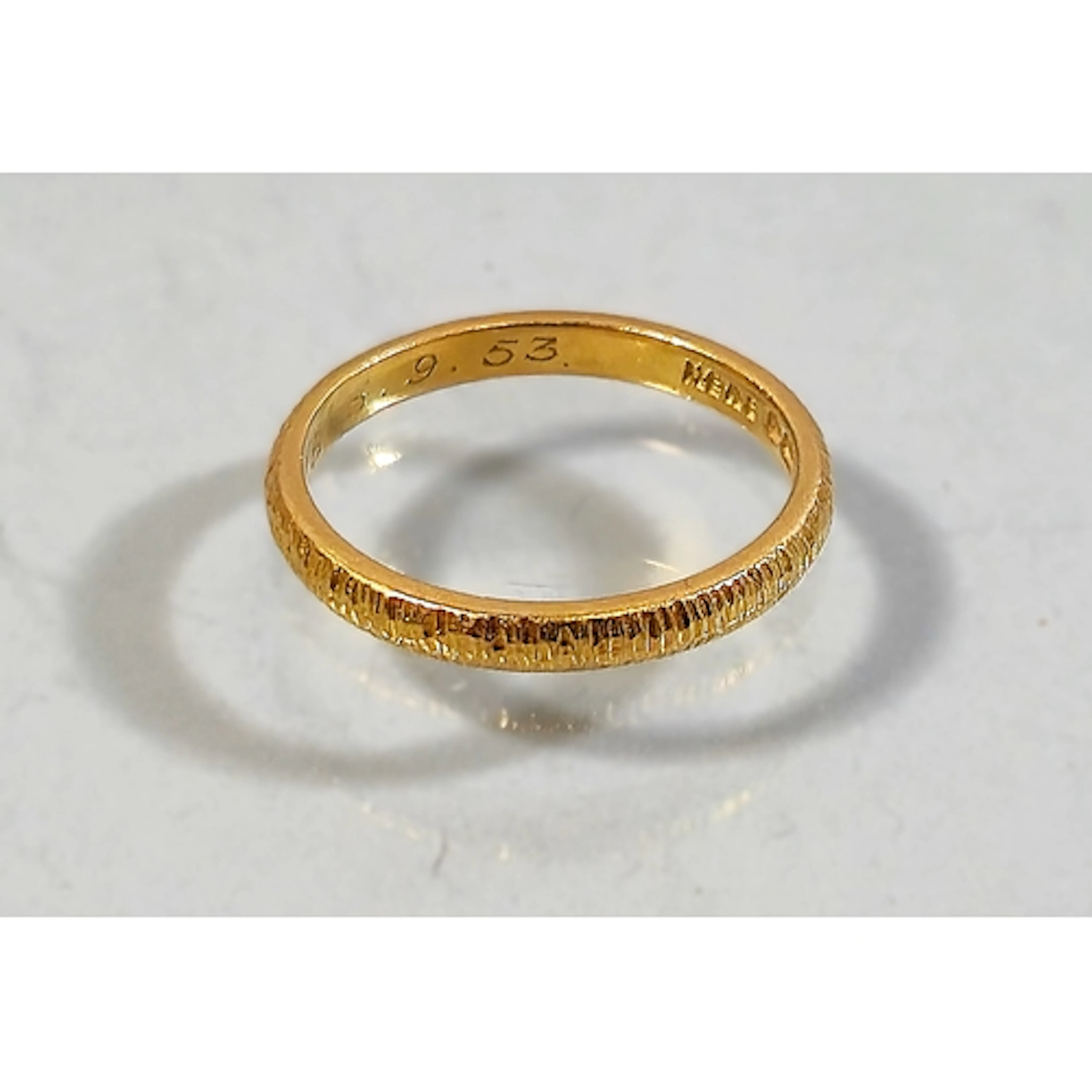 18ct gold engraved band ring, Birmingham hallmarks, 18, size...