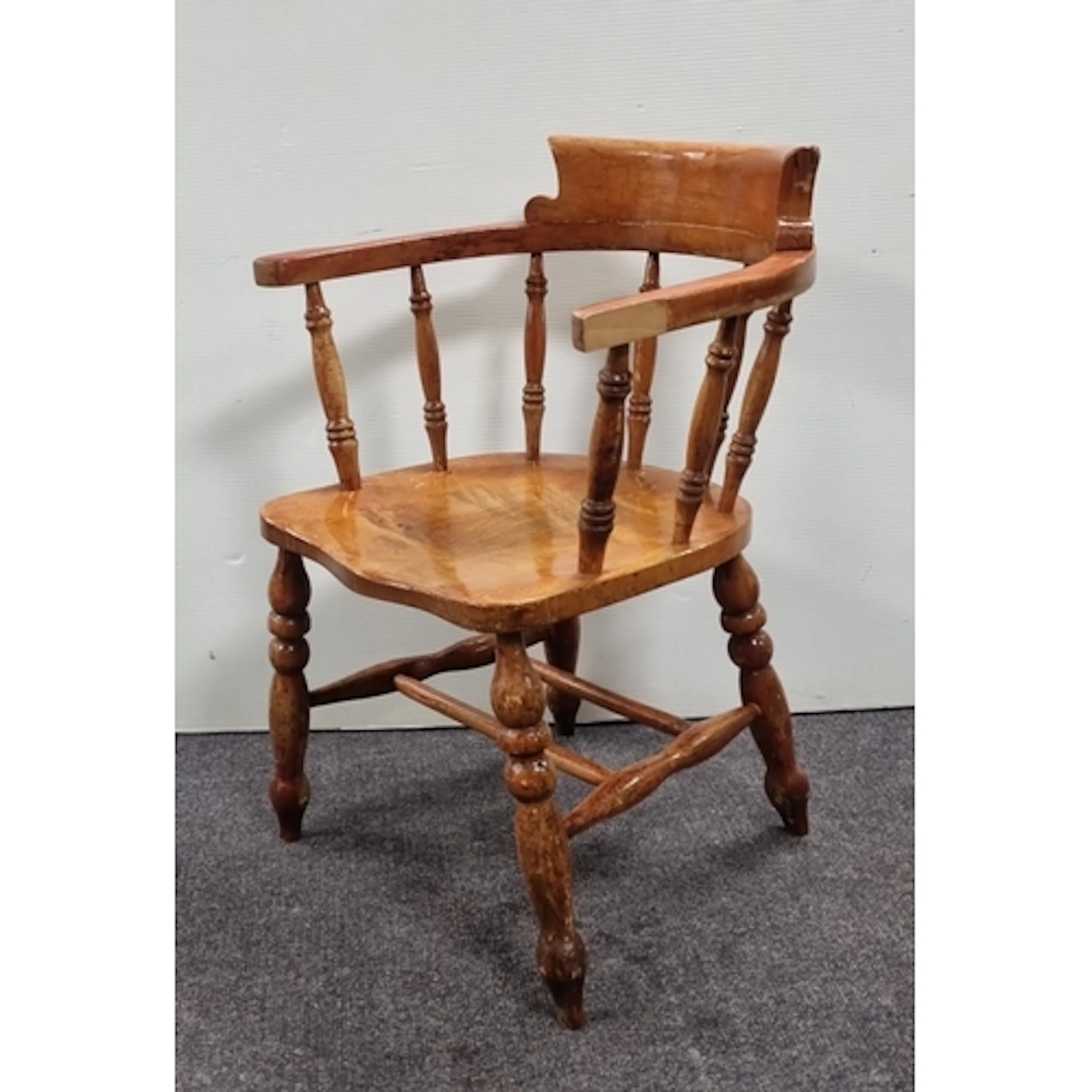Elm Windsor corner chair with spindle supports and turned le...