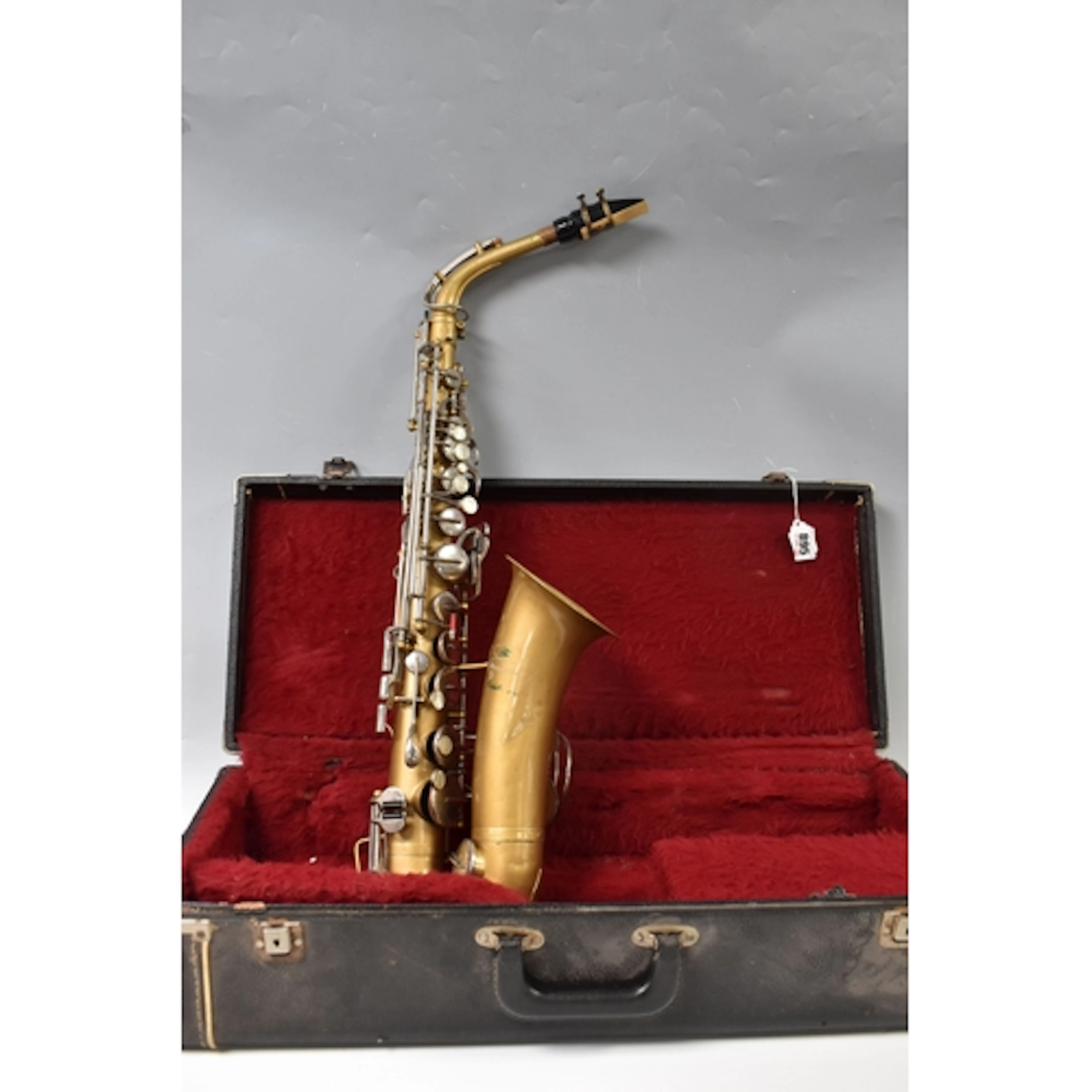 A CASED VINTAGE BUESCHER 'ARISTOCRAT' ALTO SAXOPHONE, serial...