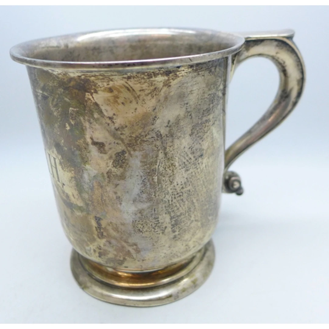 A George V silver mug with monogram, Birmingham, 1923, 215g,...