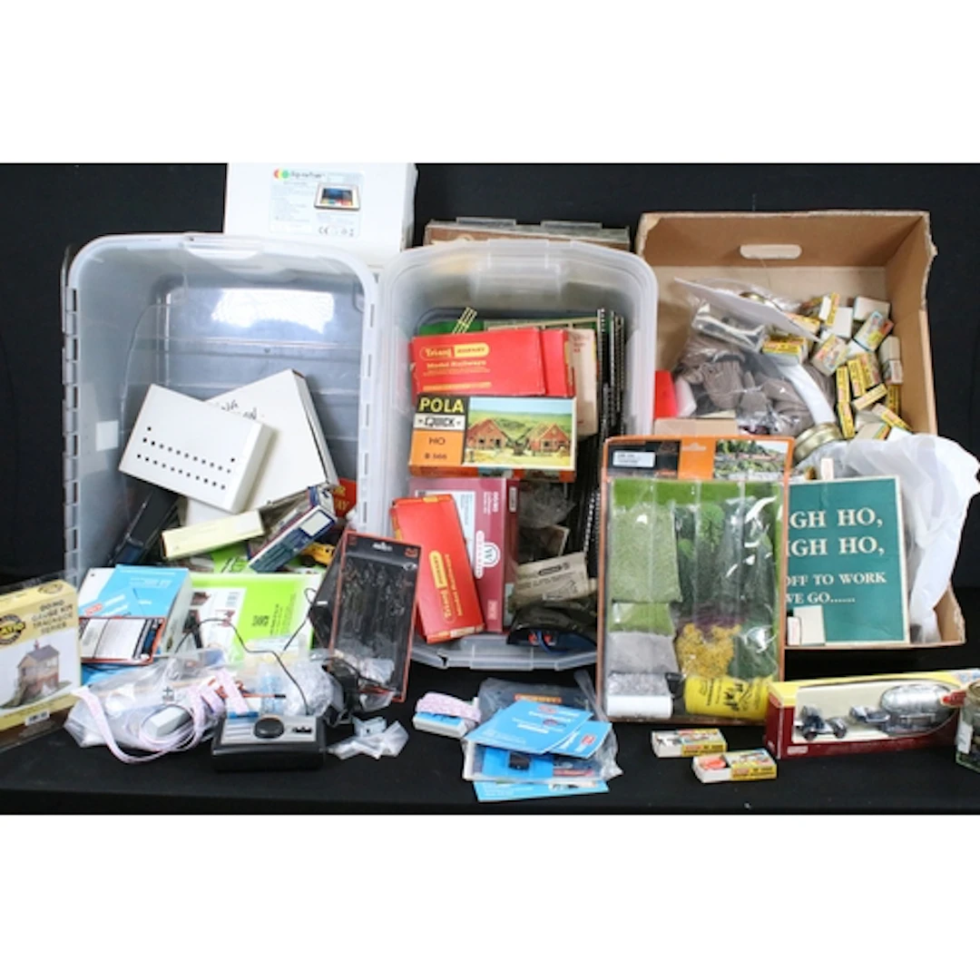 Collection of OO gauge model railway and lay out accessories...