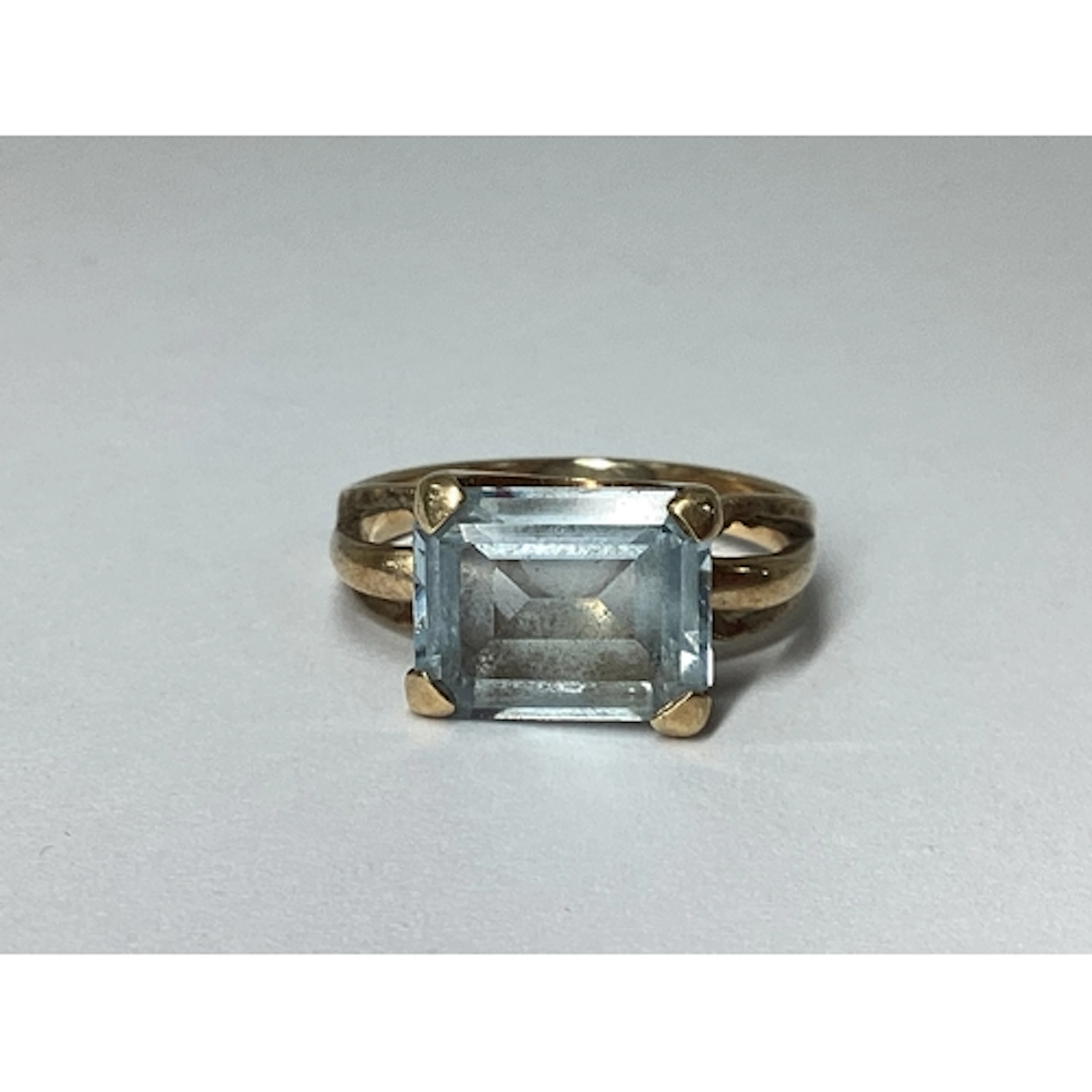 A Vintage Single Stone Dress Ring, rectangular corner claw s...